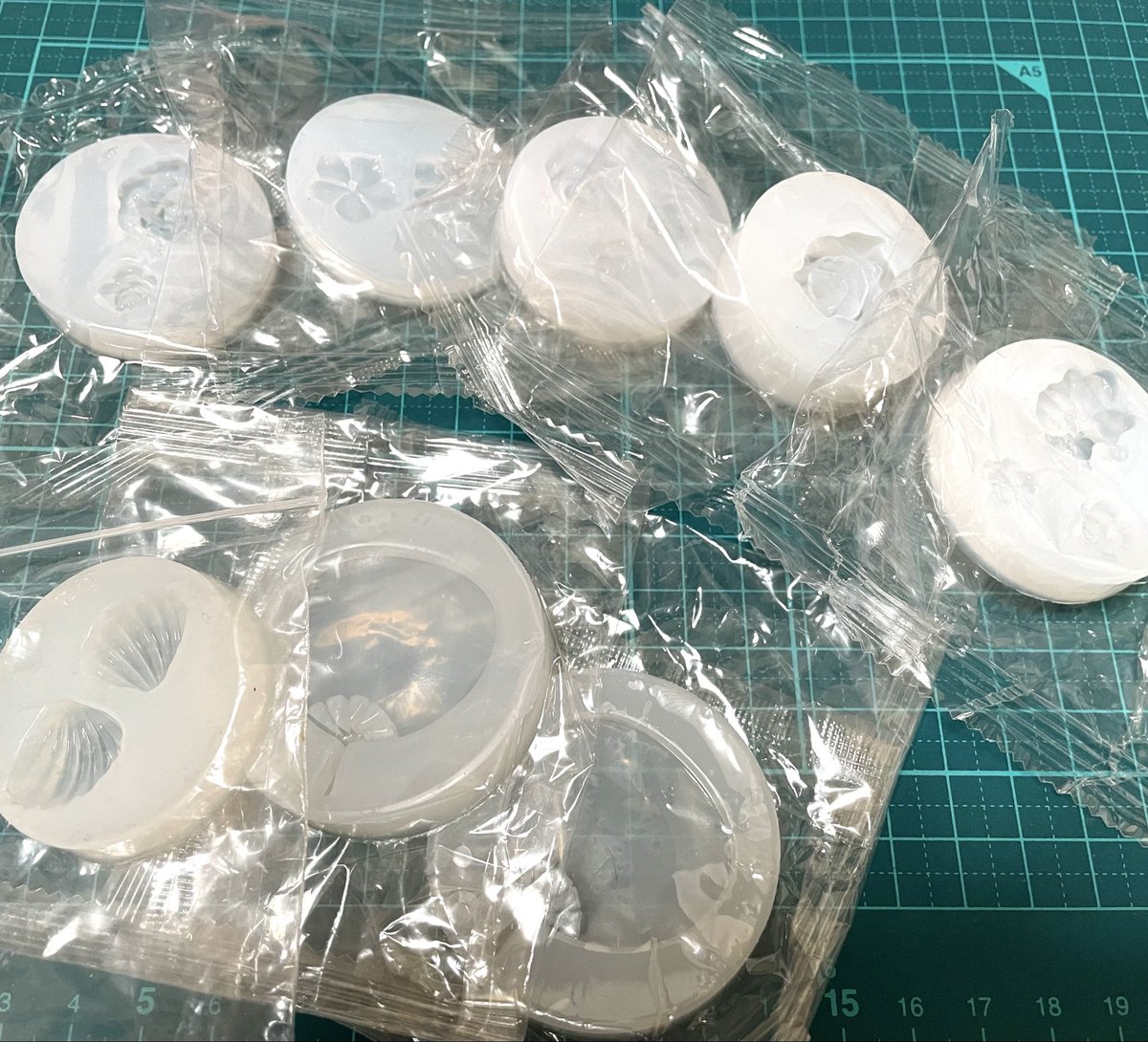 koto_handworks's tweet photo. 今出品している未使用のレジンモールド類は、
私が使おうと思い購入して使い切れなくなった物です。
天然石とは違い在庫整理なので、おまとめして新品・未使用で600円で販売しております😊

レジン初心者の方や、色んな型を練習したい方にもおすすめです🙇‍♀️ https://t.co/eosINhXfdC