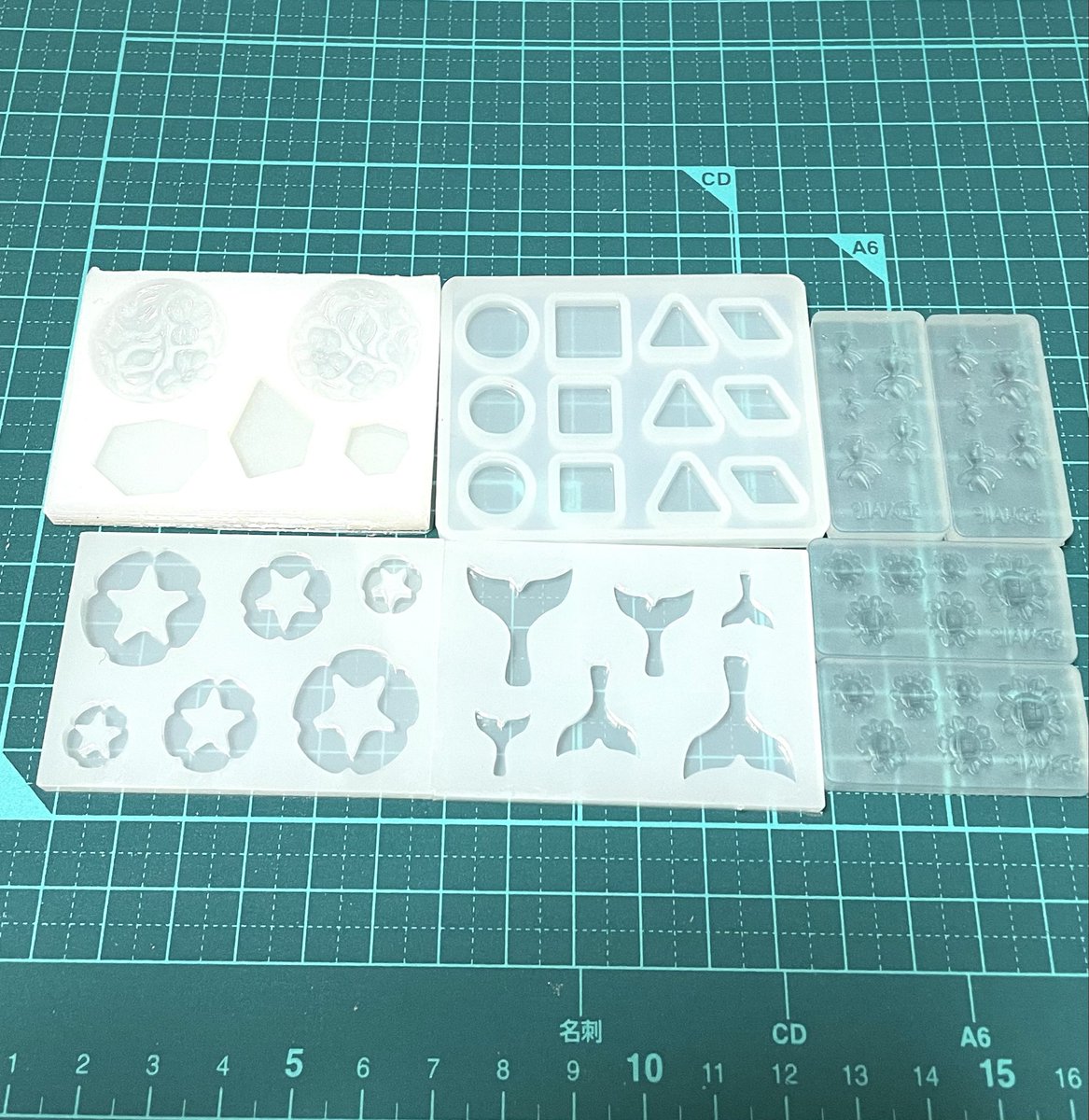 koto_handworks's tweet photo. 今出品している未使用のレジンモールド類は、
私が使おうと思い購入して使い切れなくなった物です。
天然石とは違い在庫整理なので、おまとめして新品・未使用で600円で販売しております😊

レジン初心者の方や、色んな型を練習したい方にもおすすめです🙇‍♀️ https://t.co/eosINhXfdC