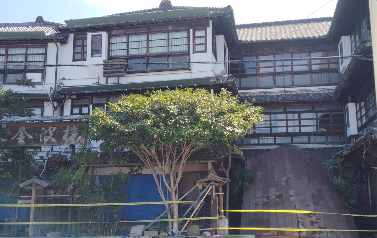 mai_tamago's tweet photo. 熊本地震の復興ボランティアに八代市日奈久に来ました。
とんでもないです。
倒壊したままの旅館、崩れたブロック塀。崩れかけで傾いたままの建造物。
食料品すら買えるお店が減り、外食もできる所はない。
ボランティア派遣要請の方法が分からず、悲嘆に暮れる人。
今日は４件箇所回りました。 https://t.co/wJfFMMdGFa