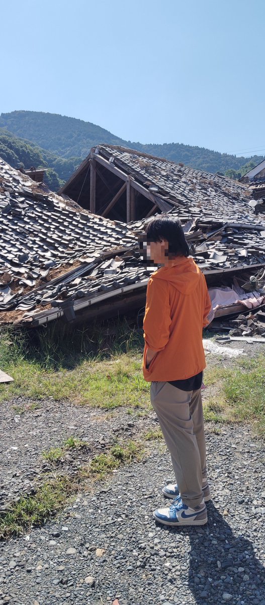 mai_tamago's tweet photo. 熊本地震の復興ボランティアに八代市日奈久に来ました。
とんでもないです。
倒壊したままの旅館、崩れたブロック塀。崩れかけで傾いたままの建造物。
食料品すら買えるお店が減り、外食もできる所はない。
ボランティア派遣要請の方法が分からず、悲嘆に暮れる人。
今日は４件箇所回りました。 https://t.co/wJfFMMdGFa