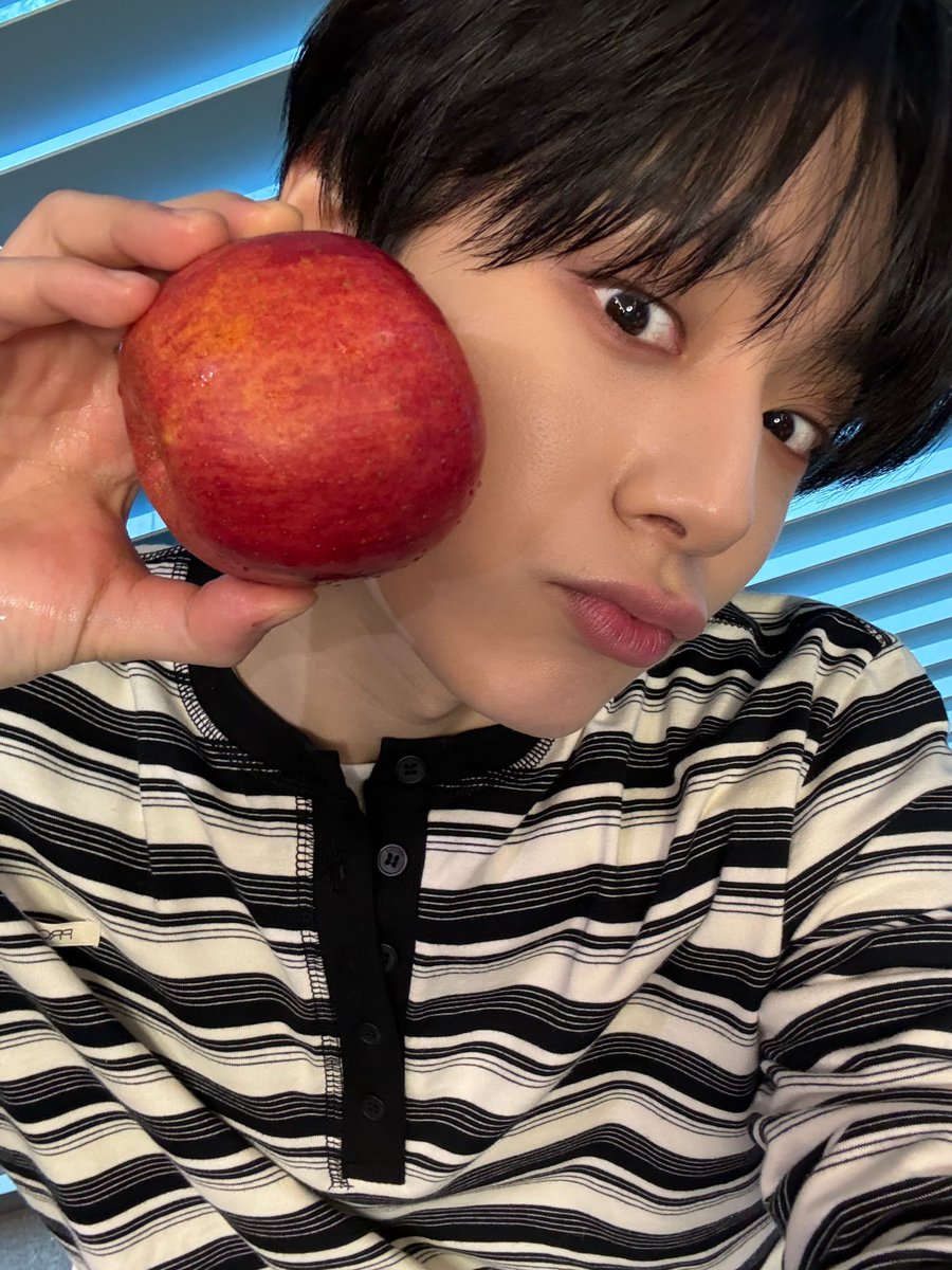 blue_moon_826's tweet photo. 웅이 예쁜 과일보면 같이 셀카찍어서 보내는 거 너무 좋지잉🥹 https://t.co/pzVez69nsB