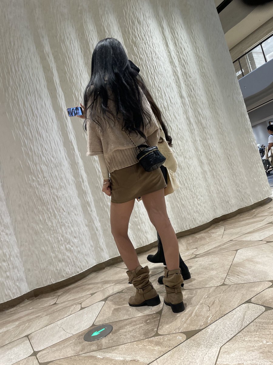 liveoldJoe's tweet photo. 两位河南小妞在电梯口拍照呢
#包臀
#腿 https://t.co/uljh2gzd2H