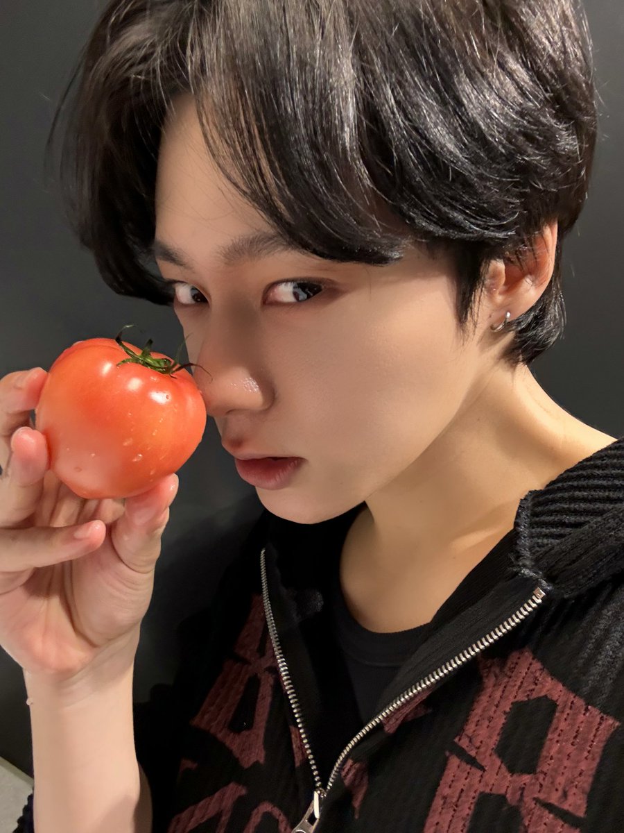 blue_moon_826's tweet photo. 웅이 예쁜 과일보면 같이 셀카찍어서 보내는 거 너무 좋지잉🥹 https://t.co/pzVez69nsB