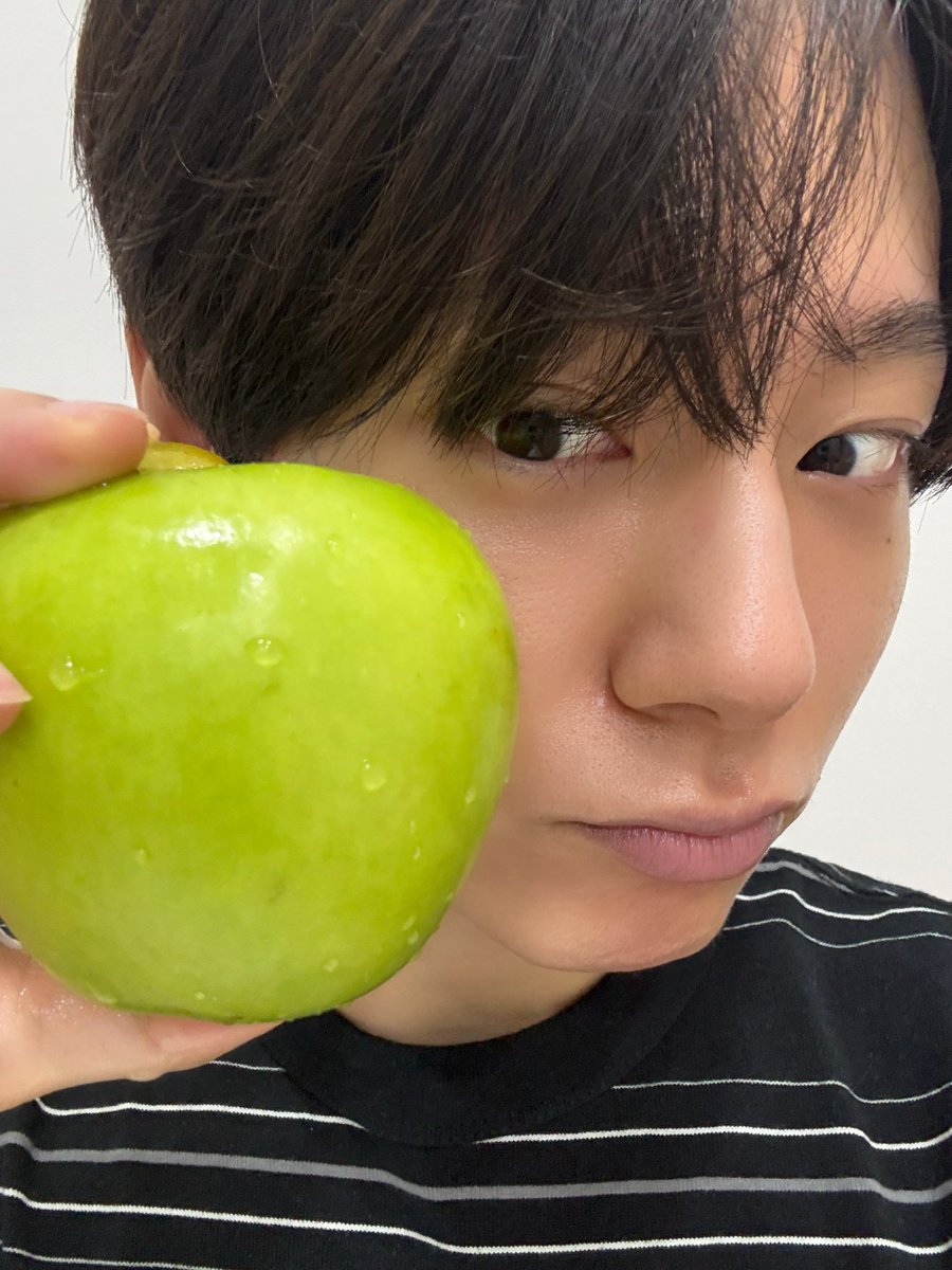 blue_moon_826's tweet photo. 웅이 예쁜 과일보면 같이 셀카찍어서 보내는 거 너무 좋지잉🥹 https://t.co/pzVez69nsB