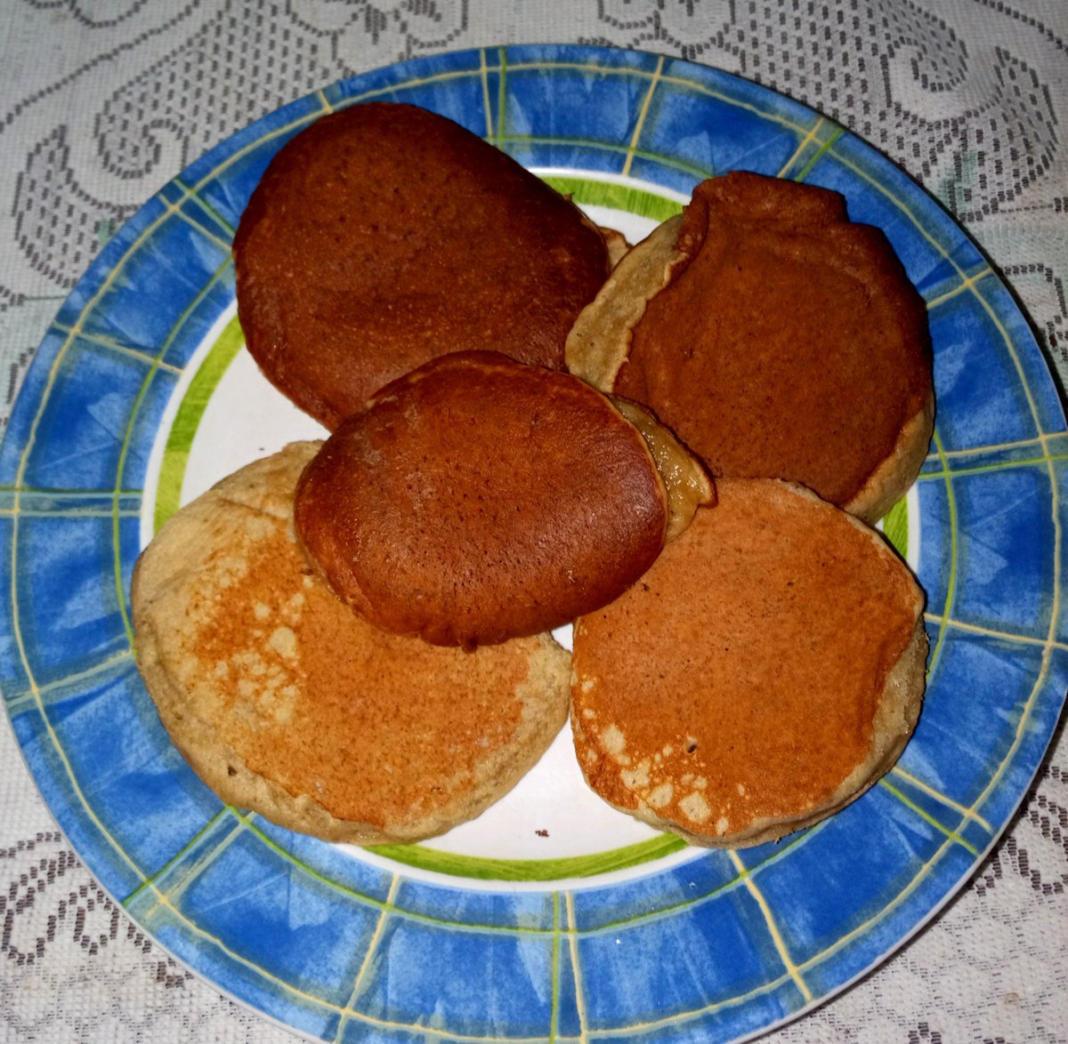 farachzar's tweet photo. homemade pancakes🥞! jujur enak loh yaa✌️.. empuk, manis, asin, kenyal kenyul🧏🏻‍♀️. udah siap nih gue ikut masterchef👩🏻‍🍳 https://t.co/fpFFKioZ9V