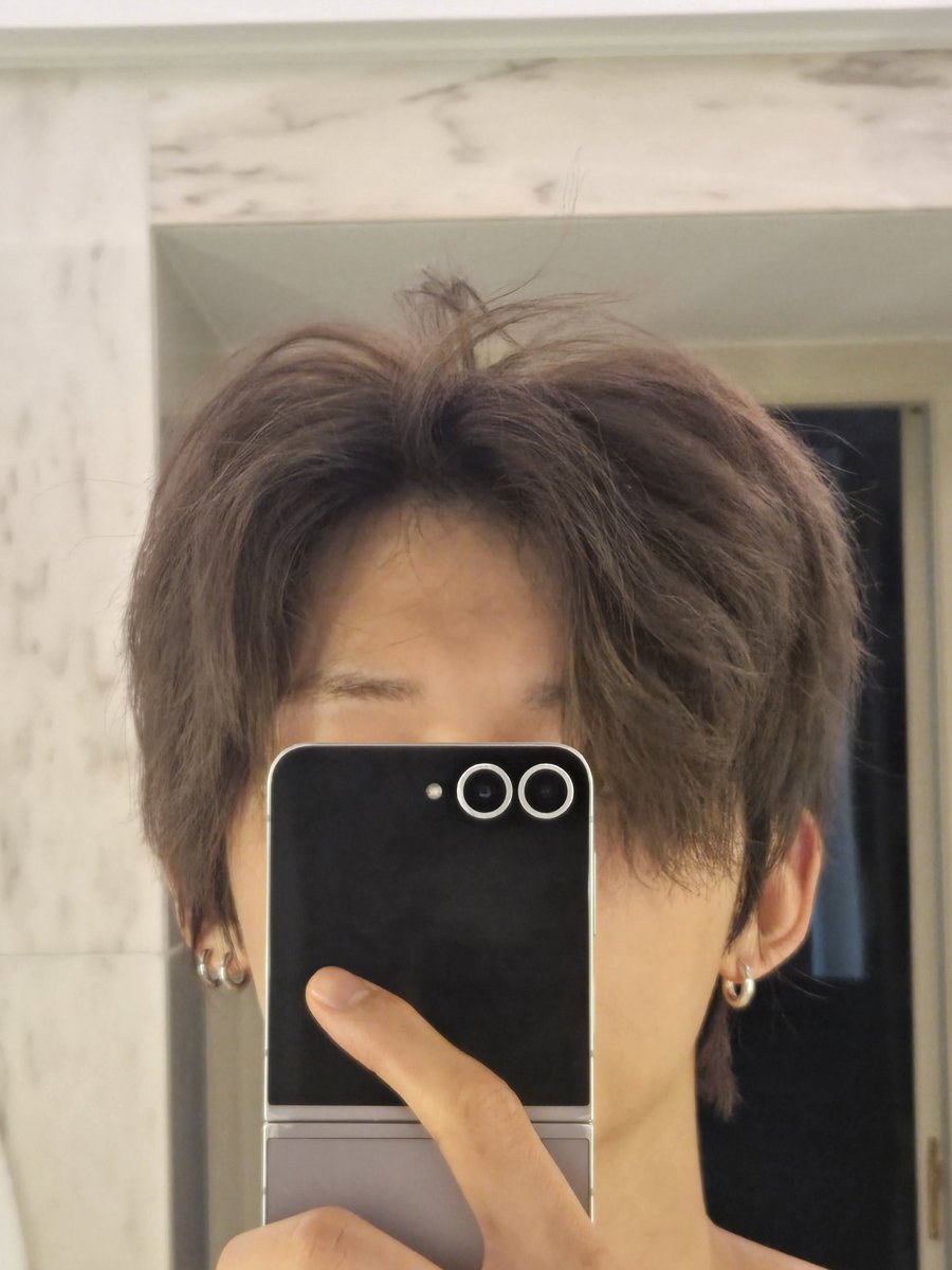 translatingTXT's tweet photo. [261005] weverse dm 🦊💬

🦊 i brushed my teeth
🦊 i should fix my hair a bit
🦊 it’s currently sticking out because of the perm
🦊 i’m going to try wetting my hair a little with water
🦊 done
🦊 yeah i’m not wearing a t-shirt
🦊 curls complete
🦊 how do i look? is it cute?
🦊 since i got a perm while my hair had been through a lot of bleaching, it’s dry and rough like that 
🦊 that’s why it needs a bit of moisture
🦊 my food has arrived so i’m going to go eat now cutie, i love you today too ❤️