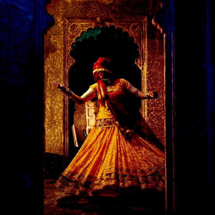 durgabatuni's tweet photo. मोहब्बत और बढ़ती है,
किसी के रूठ जाने के बाद।
अजब सा लुत्फ़ आता है,
उसे फिर से मनाने के बाद।

उजालों की क़दर दिल को,
ज़रा मालूम होती है।
अँधेरा ख़ुद सिमट जाता है,
कोई नूर आने के बाद। https://t.co/QSbeQmCNNX