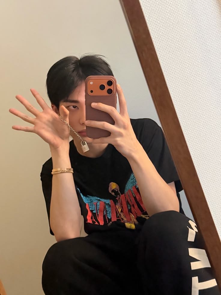 hyunmuse's tweet photo. Lovestay boy and his stay necklace https://t.co/m0TP8tY3Zb