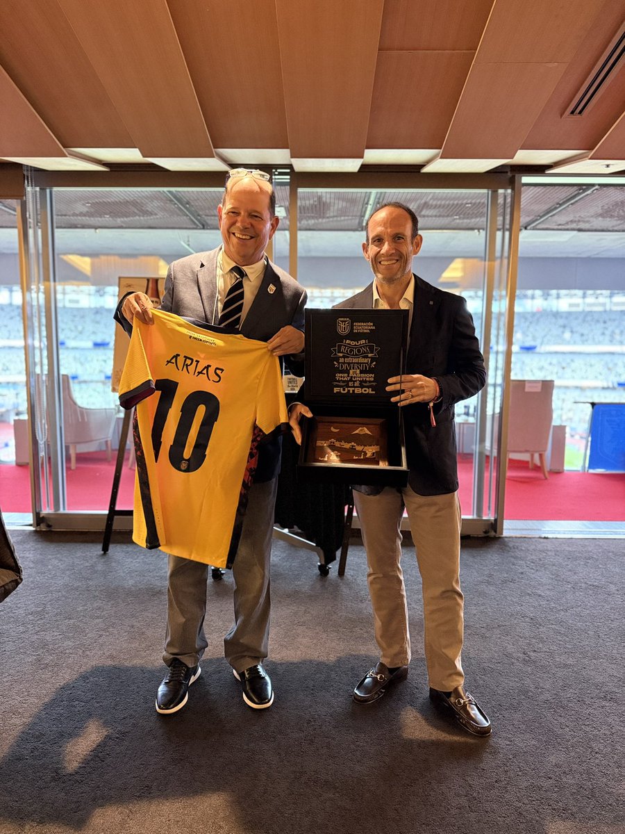 FEFecuador's tweet photo. ¡El fútbol nos une!

Nuestro presidente, el economista Francisco Egas Larreátegui, participó del intercambio protocolar con su homólogo de la Federación Panameña, Manuel Arias.

#FEF 🇪🇨 https://t.co/KzbBn7oHZQ