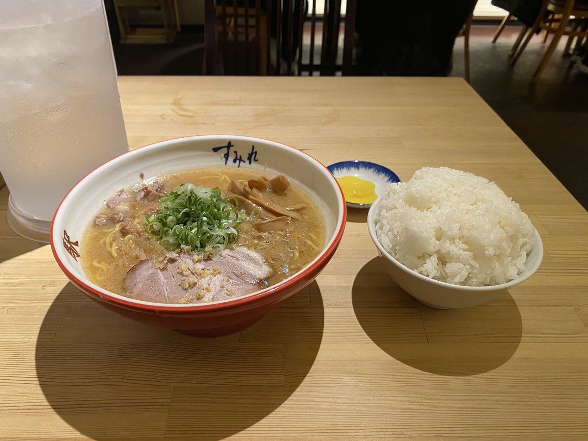 T_N1230's tweet photo. 人生初すみれやった
うまうまでした

写ってないけど、器に純連の名前もあったから共通のを使ってるのかな？ https://t.co/GOZ8JrcoHk