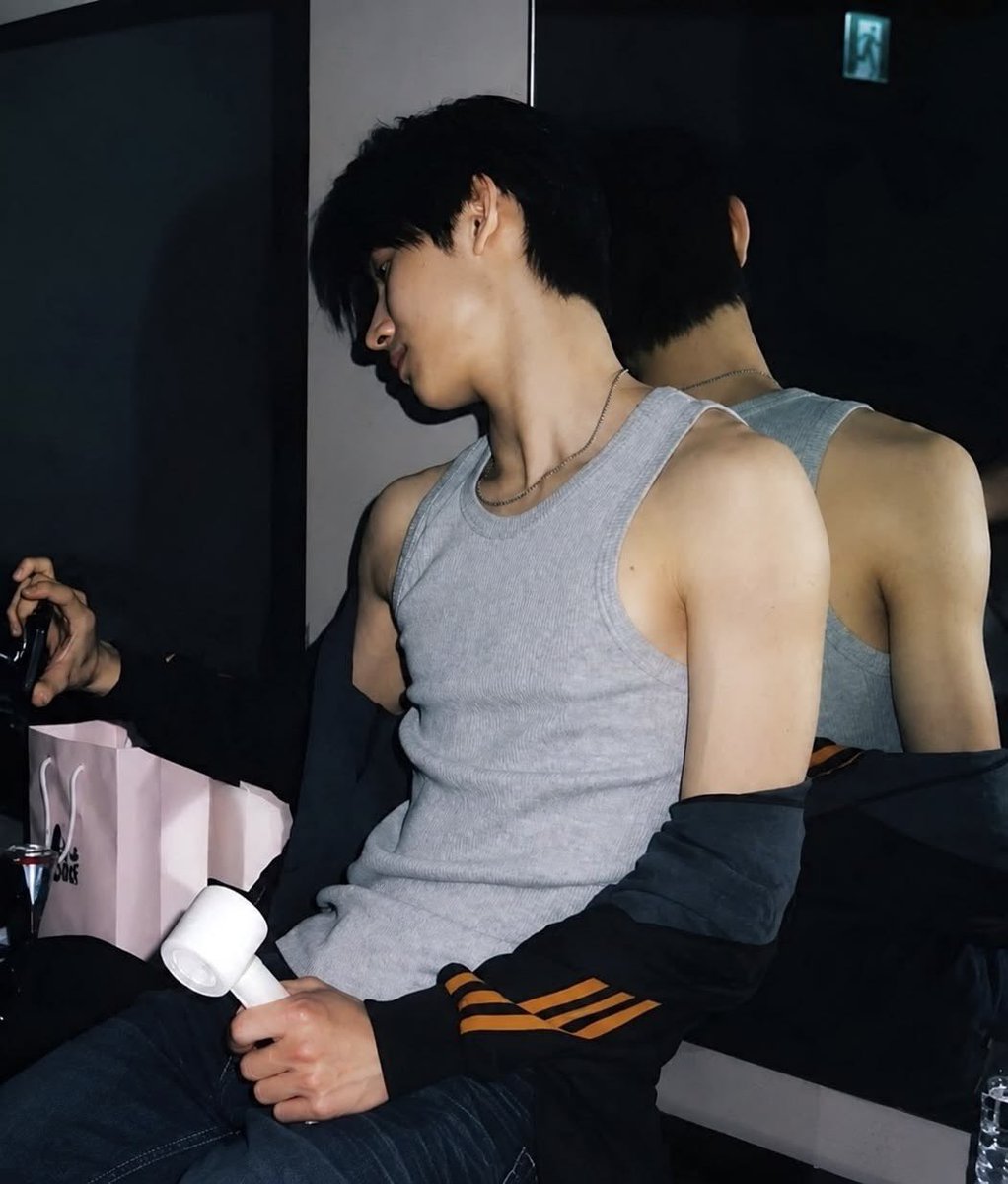 nadojayo's tweet photo. 진짜 몸 개납짝한데딴딴한거 개좋다ㅜㅅㅜ 서방님 몸 부서져라 꽉안고 너 몸이너무딱딱해서 아포... ㅇㅈㄹ하는 여친할거임 https://t.co/RLXjqwFiSA