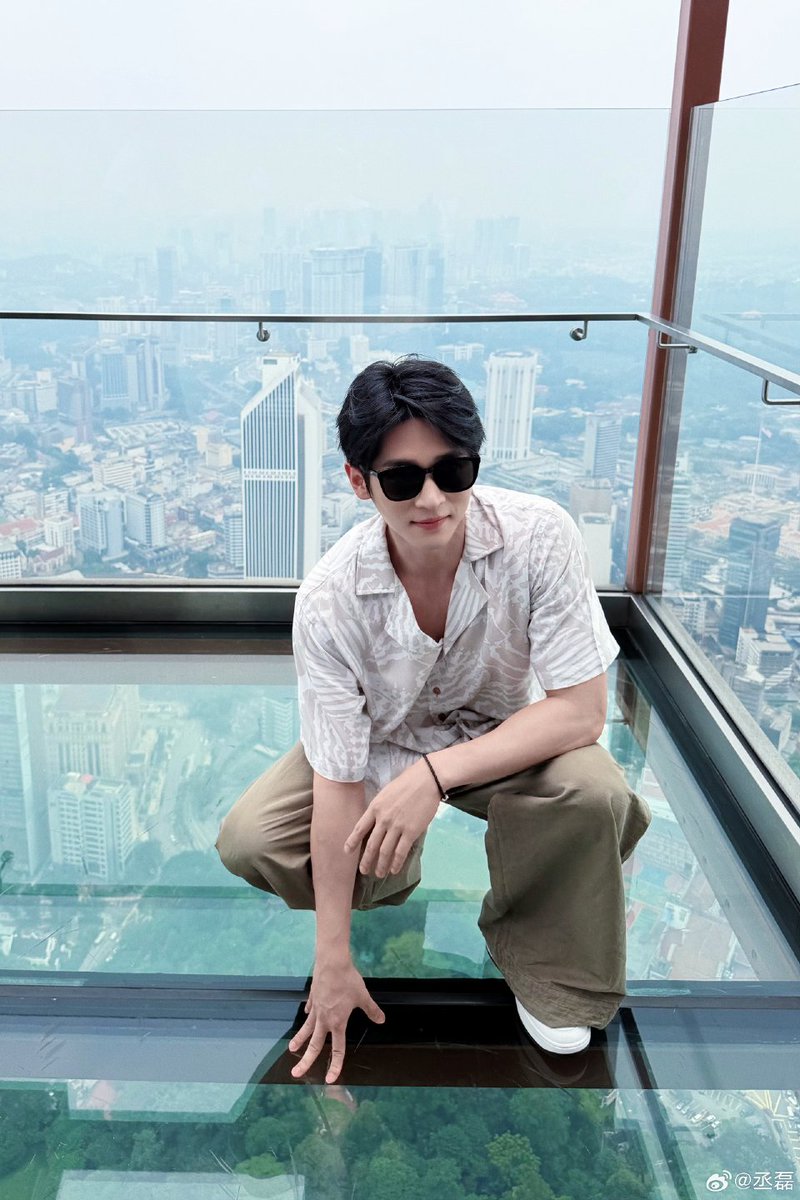 czhouye's tweet photo. 261005 | cheng lei’s official weibo update 📸

“happy holidays! (pretending to be calm in the high altitude 😭😭😭)” https://t.co/7FpPiAMaCt