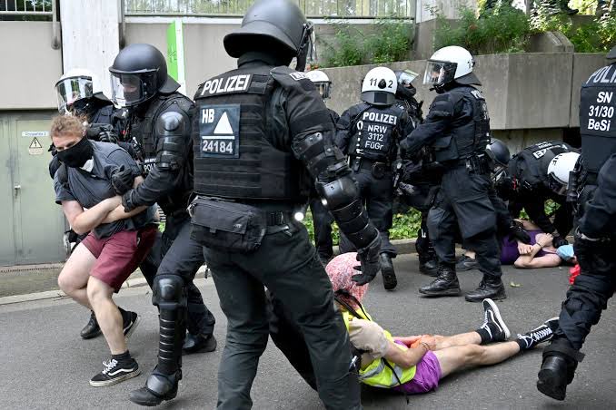 saket71's tweet photo. Is this how a first world Police is armed @AmitShah @HMOIndia @CPDelhi
Here is lessons from real world leaders  - US, France, Germany- Dress them so that it brings fear of God in the minds of rioters. https://t.co/xMJXFBEEfE