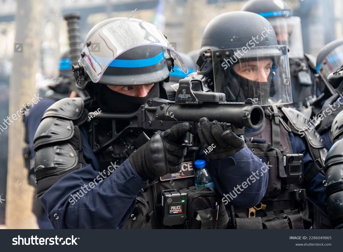 saket71's tweet photo. Is this how a first world Police is armed @AmitShah @HMOIndia @CPDelhi
Here is lessons from real world leaders  - US, France, Germany- Dress them so that it brings fear of God in the minds of rioters. https://t.co/xMJXFBEEfE