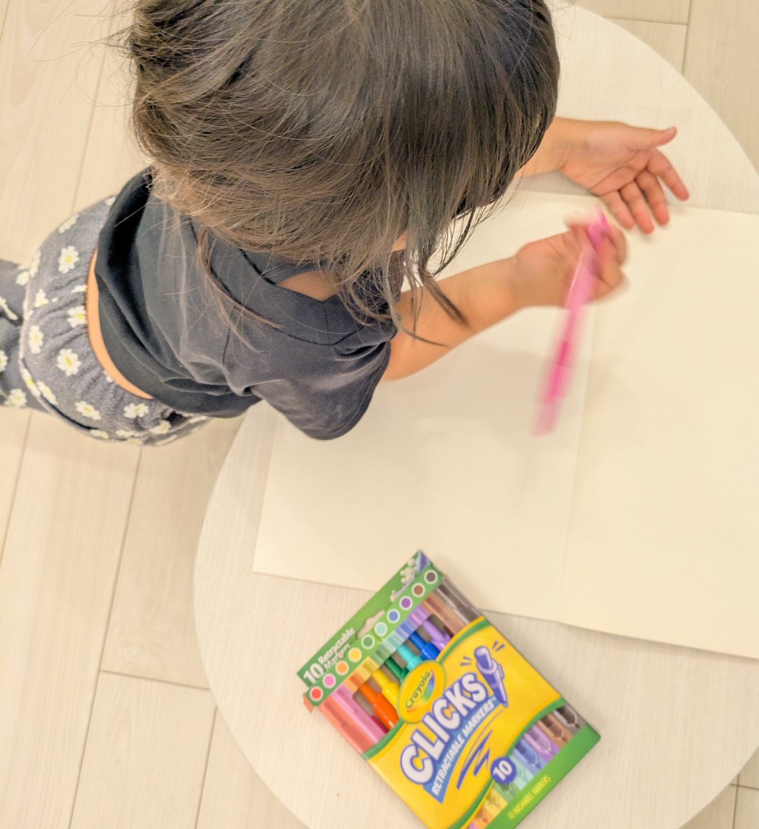 sanapi1228's tweet photo. クレヨラジャパン(Crayola Japan)
(@CrayolaJapan )様の #クレヨラキャンペーン に当選🥳✨

🌈水で落とせるマーカーペン 10色
🌈アイロンプリントクレヨン ８色
が届きました🎀

早速娘が喜んでお絵かきをしてくれました🖌️🫟
#さなぴの当選報告 続きます↓ https://t.co/p4PwKP14Us