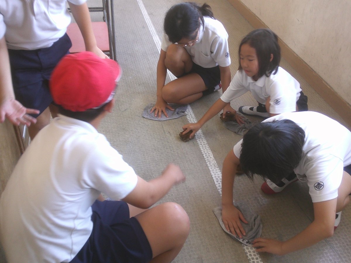 ooaira_esc's tweet photo. 今月は教育相談月間です。それに合わせて、掃除があまりありません。しかし！今日は久しぶりに掃除がありました！そのため、子供たちの掃除も一生懸命でした。隅々までキレイにしようとする姿が立派です！写真は5年生です。 https://t.co/kfRKU8zLV4