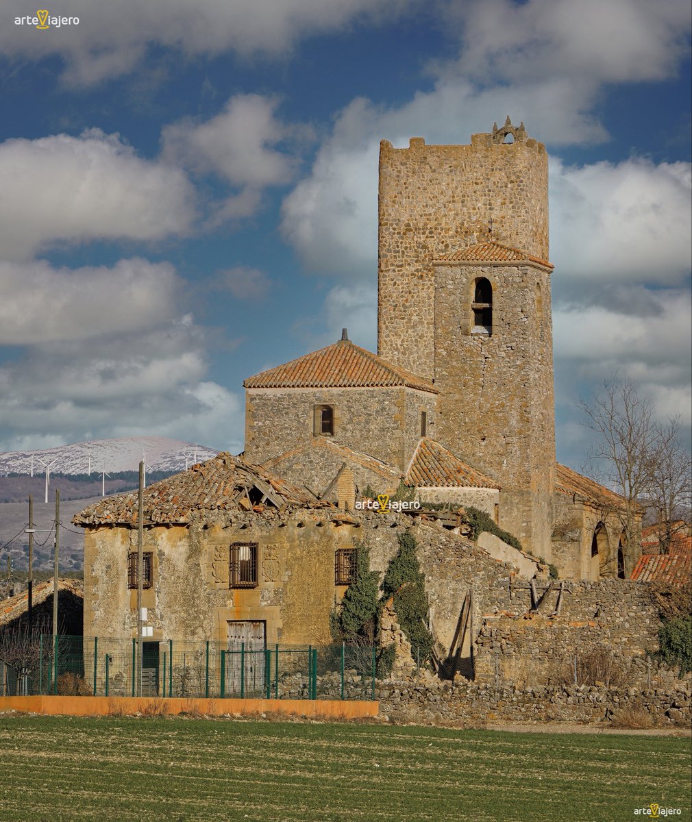arteviajero_com's tweet photo. Hinojosa del Campo (Provincia de Soria), un pueblo de tan solo 25 habitantes, conserva una increíble iglesia fortificada con dos torres, una de ellas es de origen bereber y la otra románica.
⬇️⬇️⬇️
https://t.co/lDW75H5B8M
#BuenosDias #FelizLunes https://t.co/dDAKextZhk