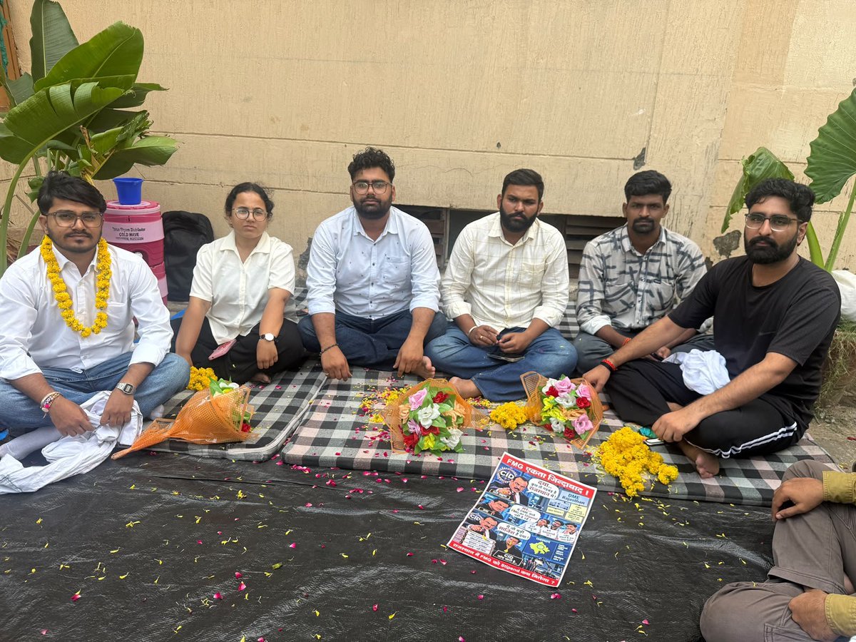 TikaRamJullyINC's tweet photo. भाजपा नेता भाषणों में युवाओं को लेकर बड़ी-बड़ी बातें करते हैं, लेकिन काम करने के नाम पर ये लोग पूरी तरह विफल साबित हो रहे हैं। प्रदेश में FMG इंटर्न्स लंबे समय से सरकार के सामने स्टाइपेंड की गुहार लगा रहे हैं और अपना वाजिब हक मांग रहे हैं इसको लेकर FMG इंटर्न्स पिछले 20 दिनों से जयपुर में भूख हड़ताल पर बैठे है l 

FMG इंटर्न्स जिन-जिन मेडिकल कॉलेजों में ये अपनी सेवाएं दे रहे हैं, वहां पूरी मेहनत और जिम्मेदारी के साथ काम कर रहे हैं, लेकिन सरकार इनकी जायज मांग पर कोई ध्यान नहीं दे रही है। 

सरकार को किसी तरह का विलंब किए बिना इन FMG इंटर्न्स को स्टाइपेंड देना चाहिए। इन युवा चिकित्सकों से सेवाएं लेने के बाद उनकी मेहनत और काम का उचित सम्मान न करना उनके साथ अन्याय है।
@RajCMO @BhajanlalBjp