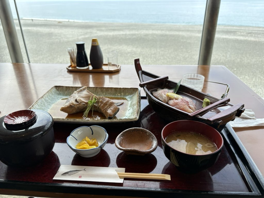 noika_camp's tweet photo. 降ったり止んだりの雨にやられながらも葉の色付きで秋の始まりを感じ、石だらけのヒスイ海岸で綺麗な石探しを楽しみ、美味い魚を食べ、巨大なヒスイの原石を拝む。

そんなキャンプ２日目。 https://t.co/j3qIKd2Z6d