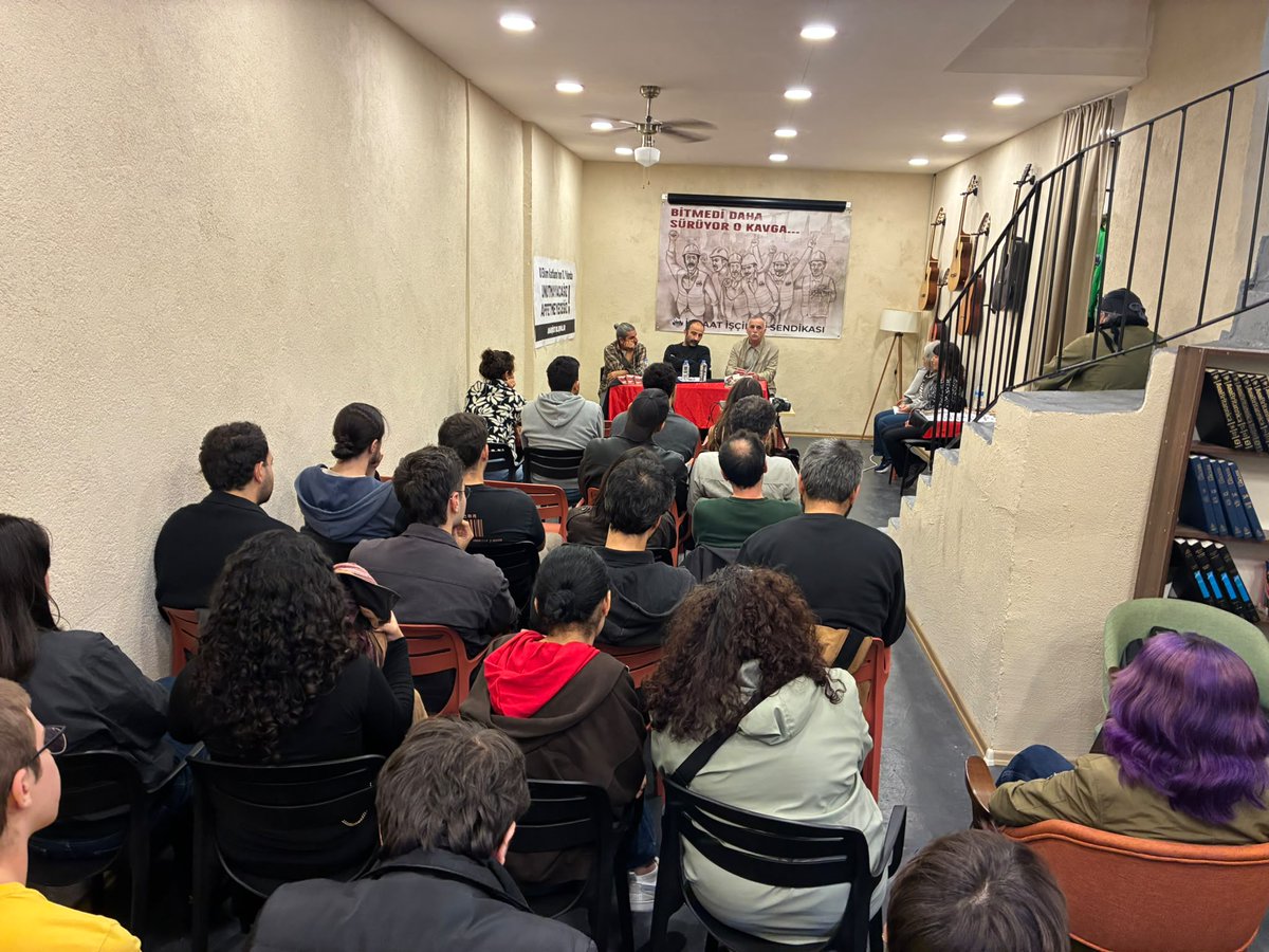 insaatsendika's tweet photo. Anarşist dostlarımızın sendika lokalimizde düzenlediği 10 Ekim Katliamı konulu etkinlikte, İnşaat İş Sendikası olarak bizde konuşmacı olarak yer aldık.

Suruç aileleri, 10 Ekim Katliamında yaşamını yitirenlerin aileleri ve Anarşist geçlerin katıldığı etkinlik, 10 Ekim Katliamına nasıl gelindi, sonrası ve mücadelenin gerekleri üzerine konuşmalarla sona erdi.