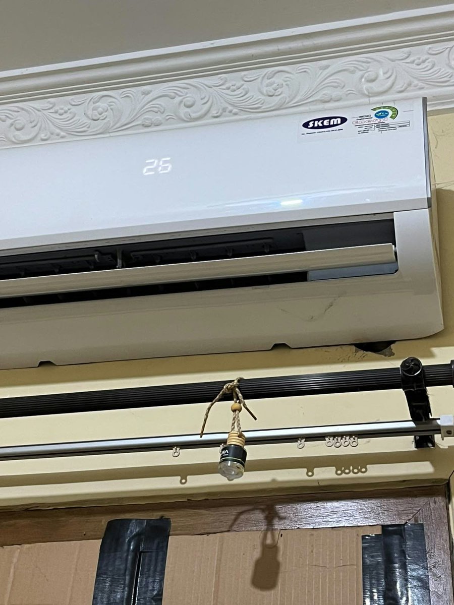 forgottenmomo's tweet photo. TERNYATA SELAMA INI AKU SALAH SETTING AC 😭💸
Kirain biar adem harus pasang 18–20°C.

Ternyata aku coba:
🌡 26°C
💨 Fan Low
↔️ Swing ON
🌙 Sleep Mode

Dan hasilnya?
Tetap adem, tapi nggak berasa lagi “nyiksa” listrik. 😭

Awalnya cuma coba gara-gara lihat tips di Threads.
Eh sekarang malah kepikiran…
“Kenapa dari dulu nggak setting begini?” 😂