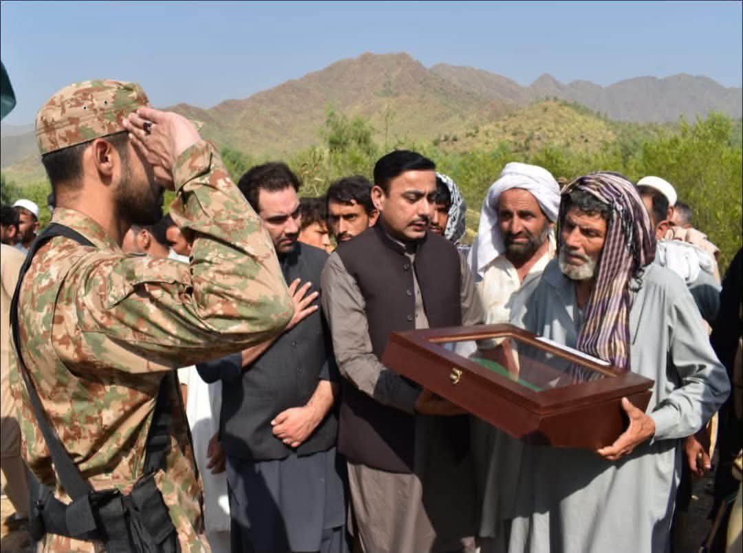 Skpmln's tweet photo. اِنّالَلّٰهِ وَاِنًااِلَیّه رَاجِعُون
تحصیل درگئی کے علاقے جبگئی سے تعلق رکھنے والے سپاہی الیاس خان شمالی وزیرستان میں فرائض انجام دیتے ہوئے 03 اکتوبر 2026 کو شہادت کے مرتبے پر فائز ہوئے۔
شہید سپاہی الیاس خان کو ان کے آبائی گاؤں جبگئی، تحصیل درگئی میں پورے فوجی اعزاز کے ساتھ آبائی قبرستان میں سپردِ خاک کر دیا گیا۔
#خارجی_مارچ_نامنظور
#فتنہ_سیاسی_خوارج_ختم_کرو