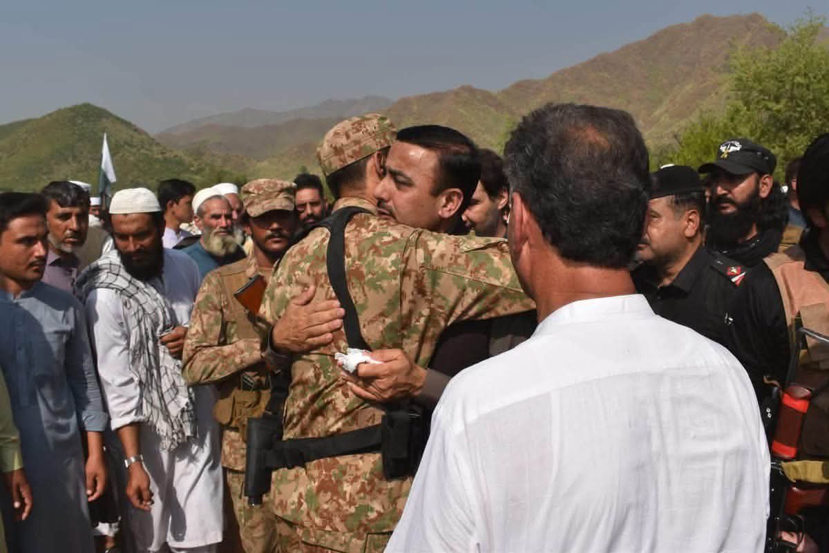 Skpmln's tweet photo. اِنّالَلّٰهِ وَاِنًااِلَیّه رَاجِعُون
تحصیل درگئی کے علاقے جبگئی سے تعلق رکھنے والے سپاہی الیاس خان شمالی وزیرستان میں فرائض انجام دیتے ہوئے 03 اکتوبر 2026 کو شہادت کے مرتبے پر فائز ہوئے۔
شہید سپاہی الیاس خان کو ان کے آبائی گاؤں جبگئی، تحصیل درگئی میں پورے فوجی اعزاز کے ساتھ آبائی قبرستان میں سپردِ خاک کر دیا گیا۔
#خارجی_مارچ_نامنظور
#فتنہ_سیاسی_خوارج_ختم_کرو