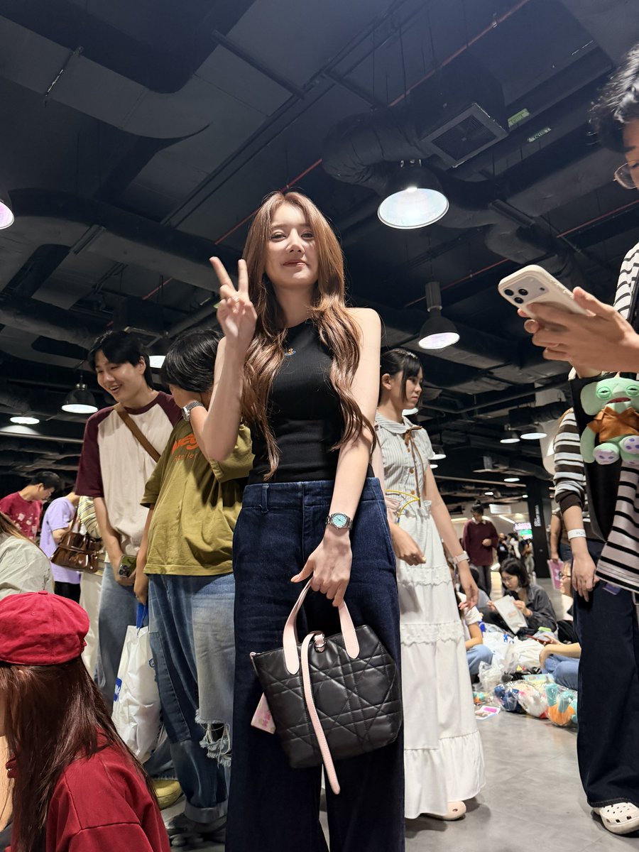 callmem4may's tweet photo. คุณเบนข้าวขวัญมาซื้อเอนี่@ตลาดหยก สวยมากแงงงงง #gmmtvfanival2026happyfamily https://t.co/86oIN66SAt