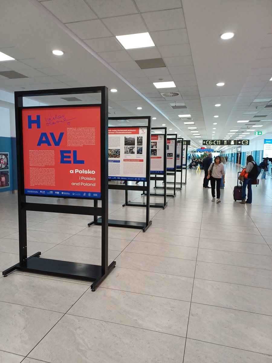 PLInst_Praha's tweet photo. #OTD Prezident Václav Havel by dnes oslavil 90. narozeniny a na @pragueairport se otevřely tři výstavy věnované této významné osobnosti: jedna z nich připomíná také Havlovy kontakty z Polskem, které začaly už v dobách disentu. Výstava potrvá do 30. 11. #havel90 #havelapolsko https://t.co/GkHQTqOY3h
