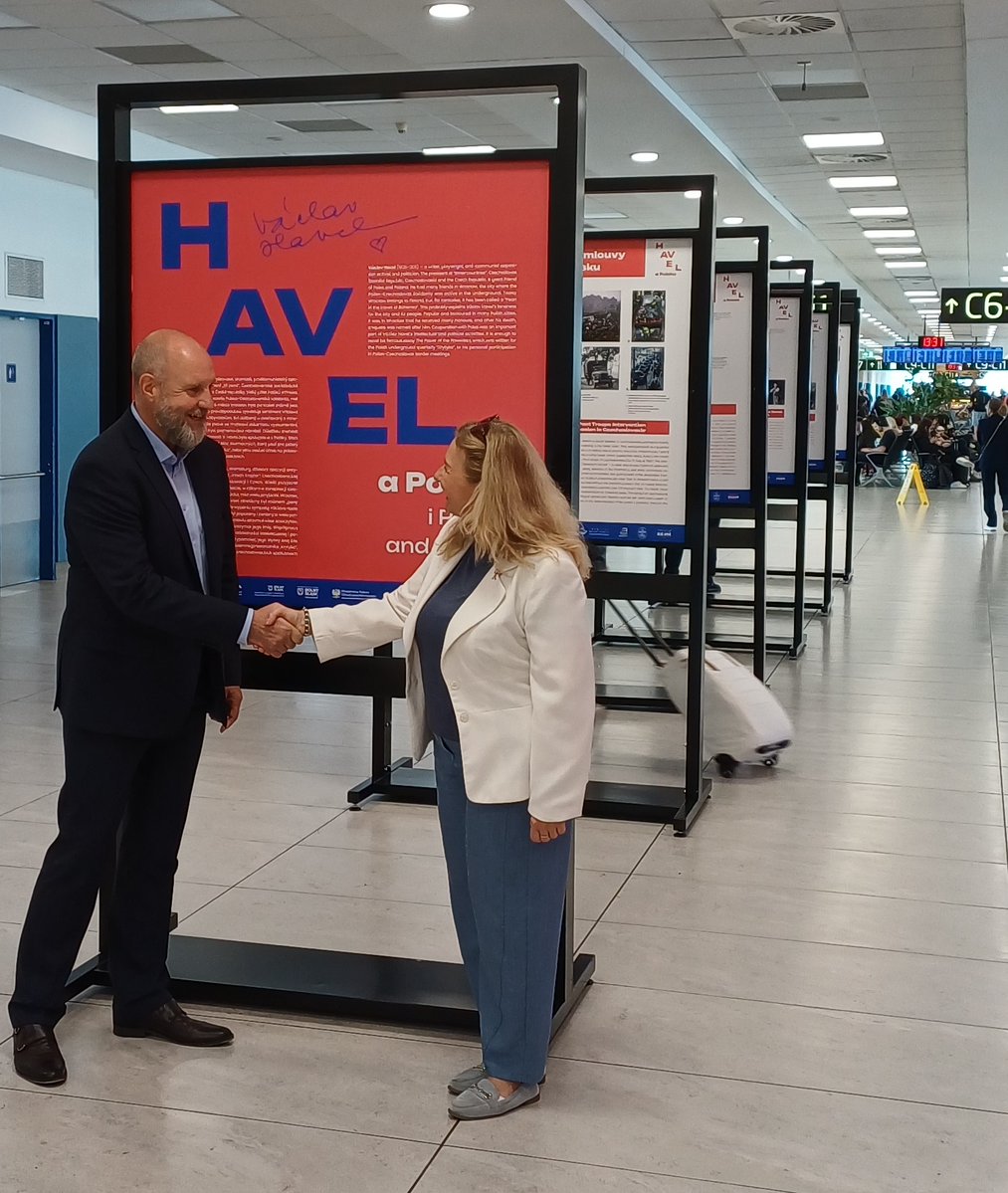 PLInst_Praha's tweet photo. #OTD Prezident Václav Havel by dnes oslavil 90. narozeniny a na @pragueairport se otevřely tři výstavy věnované této významné osobnosti: jedna z nich připomíná také Havlovy kontakty z Polskem, které začaly už v dobách disentu. Výstava potrvá do 30. 11. #havel90 #havelapolsko https://t.co/GkHQTqOY3h