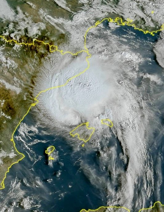 MeteoBarrufet's tweet photo. No serà un medicà (mini huracà mediterrani), però..., gira com un cicló 🌀 i a vista de satèl·lit ho sembla (a menor escala). https://t.co/oyyBKlmi6d