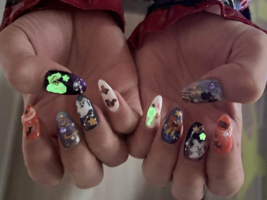 kawasaki8880's tweet photo. ありすとネイルチップ作った🎃
蓄光だから光る👻✨ https://t.co/pJCJVEjlhP