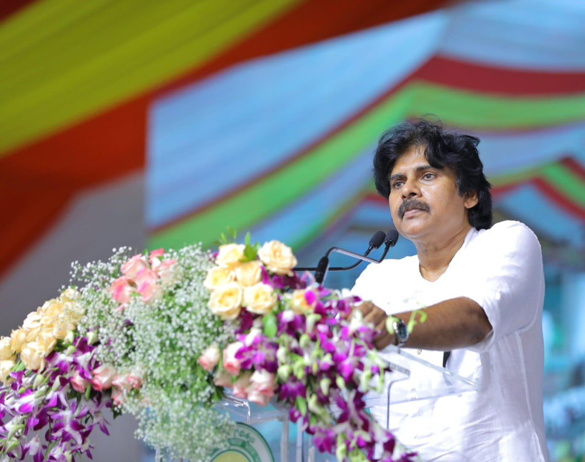 APDeputyCMO's tweet photo. పార్టీ కాదు.. ప్రాంతం కాదు.. ప్రజలే ముఖ్యం

• తాగు నీటి విషయంలో రాజకీయాలకు తావు లేదు 
• ప్రతి ఇంటికీ సురక్షిత నీరు.. ప్రతి గ్రామానికి నీటి భద్రతే అమరజీవి జలధార లక్ష్యం
• రూ.30,156 కోట్లతో ‘అమరజీవి జలధార’కు శ్రీకారం
• ⁠పులివెందులకు రూ.280 కోట్లుతో 299 గ్రామాల తాగు నీటి సమస్యకు పరిష్కారం
• 3.27 కోట్ల మందికి సురక్షిత తాగునీరు అందించేలా భారీ ప్రణాళిక
• గత ఏడు దశాబ్దాల్లో నిర్మించిన వసతులకు మించి ఈ ఐదేళ్లలోనే భారీ నీటి మౌలిక వసతులు
• రాయలసీమ నుంచి ఉద్దానం వరకు ప్రతి ప్రాంతానికీ సురక్షిత తాగునీరు
• ప్రొద్దుటూరులో జల్ జీవన్ మిషన్ – అమరజీవి జలధార ప్రాజెక్టుల శంకుస్థాపన కార్యక్రమంలో ఉప ముఖ్యమంత్రివర్యులు శ్రీ @PawanKalyan గారు 

తాగు నీటి విషయంలో రాజకీయాలకు తావు లేదని, అభివృద్ధి విషయంలో ప్రాంతం, పార్టీ అనే తేడా లేకుండా ప్రజలందరికీ సమాన ప్రాధాన్యత ఇవ్వడమే కూటమి ప్రభుత్వ విధానమని ఉప ముఖ్యమంత్రివర్యులు శ్రీ పవన్ కళ్యాణ్ గారు అన్నారు. ప్రజలు ఏ ప్రాంతానికి చెందిన వారైనా, ఏ పార్టీకి మద్దతు ఇచ్చినా వారి సమస్యలను పరిష్కరించడం ప్రభుత్వ బాధ్యతని స్పష్టం చేశారు. ప్రతి ఇంటికీ సురక్షితమైన తాగు నీరు, ప్రతి గ్రామానికి నీటి భద్రత కల్పించడమే ‘అమరజీవి జలధార’ లక్ష్యమని తెలిపారు. సోమవారం కడప జిల్లా ప్రొద్దుటూరులో నిర్వహించిన జల్ జీవన్ మిషన్ – అమరజీవి జలధార ప్రాజెక్టుల శంకుస్థాపన కార్యక్రమంలో ముఖ్యమంత్రి శ్రీ @ncbn గారితో కలిసి రూ.30,156 కోట్ల విలువైన తాగునీటి పనులకు శంకుస్థాపన చేశారు. 

ఈ సందర్భంగా శ్రీ పవన్ కళ్యాణ్ గారు మాట్లాడుతూ “శ్రీరామచంద్రుని పాదస్పర్శతో పునీతమైన నేల. మహాత్మా గాంధీ నడయాడిన నేల. తెలుగు సాహిత్య్యాన్ని తన అక్షరాలతో సుసంపన్నం చేసిన సరస్వతీపుత్ర పుట్టపర్తి నారాయణాచార్యులకు జన్మనిచ్చిన నేల ప్రొద్దుటూరు. బంగారం, వస్త్ర వ్యాపారంలో మినీ ముంబై గా, దసరా ఉత్సవాల్లో రెండో మైసూరు గా ప్రొద్దుటూరుకు ప్రత్యేక గుర్తింపు ఉంది.

•  రూ.30,156 కోట్లతో భారీ తాగు నీటి ప్రణాళిక
రాష్ట్రంలో తాగునీటి సమస్యకు శాశ్వత పరిష్కారం చూపే లక్ష్యంతో రూ.30,156 కోట్లతో 50,315 పనులను శ్రీకారం చుడుతున్నాం. 24,601 ఆవాసాల్లో ఇప్పటికే ఉన్న 61.60 లక్షల కుళాయి కనెక్షన్ల సామర్థ్యాన్ని పెంచి స్థిరీకరించడంతో పాటు, మరో 27.36 లక్షల కొత్త కుళాయి కనెక్షన్లను అందిస్తున్నాం. మొత్తంగా 3.27 కోట్ల మంది ప్రజలకు సురక్షితమైన తాగు నీరు అందేలా కార్యాచరణ రూపొందించి అమలు చేస్తున్నాం. ప్రధానమంత్రి శ్రీ నరేంద్ర మోదీ గారు ప్రారంభించిన ‘హర్ ఘర్ జల్’ జల్ జీవన్ మిషన్‌కు గత ప్రభుత్వం తగిన ప్రాధాన్యత ఇవ్వలేదు.  2019-24 మధ్య కేంద్రం ఆంధ్రప్రదేశ్‌కు దాదాపు రూ.26 వేల కోట్లు అందించినప్పటికీ, గత ఐదేళ్లలో రూ.2,700 కోట్లు   మాత్రమే ఖర్చు చేసి, అక్కడక్కడ పైపులైన్లు, చిన్నచిన్న పనులు చేసి వదిలేశారు. 2024తో పథకం గడువు ముగుస్తుందని, నిధులు వెనక్కి వెళ్లే పరిస్థితి వస్తుందని, ప్రజల తాగునీటి కష్టాలు ఎప్పటికీ తీరవని తెలిసినా కూడా పట్టించుకోలేదు. 2024లో కూటమి ప్రభుత్వం అధికారంలోకి వచ్చిన వెంటనే, జల్ జీవన్ మిషన్‌ను కొనసాగించేందుకు గౌరవ ముఖ్యమంత్రి శ్రీ చంద్రబాబు నాయుడు గారు, నేను - గౌరవ ప్రధానమంత్రి శ్రీ @narendramodi గారిని కలిసి విజ్ఞప్తి చేశాము. అలాగే, గౌరవ కేంద్ర జలశక్తి మంత్రివర్యులు శ్రీ @CRPaatil గారు, గౌరవ కేంద్ర ఆర్థిక శాఖ మంత్రివర్యులు శ్రీమతి @nsitharaman గారి సహకారంతో జలజీవన్ మిషన్ పథకాన్ని 2028 వరకు పొడిగించుకుని, వెంటనే పనులు ప్రారంభించాం. ఇప్పటికే రూ.4,500 కోట్ల విలువైన పనులు పూర్తి చేశాము.

•  గత మౌలిక వసతులకు భారీగా అదనపు సామర్థ్యం
1953లో ఆంధ్ర రాష్ట్రం ఏర్పడినప్పటి నుంచి 2024 వరకు రాష్ట్రంలో తాగు నీటి మౌలిక వసతుల అభివృద్ధి క్రమంగా జరిగింది. ఈ కాలంలో 816 ఎం.ఎల్.డి సామర్థ్యం కలిగిన వాటర్ ట్రీట్‌మెంట్ ప్లాంట్లు, 1,072 ఓవర్ హెడ్ బ్యాలెన్స్ జలాశయాలు, 28,086 ఓవర్ హెడ్ నిల్వ జలాశయాలు, 1.18 లక్షల కిలోమీటర్ల మేర పైప్‌లైన్లు ఏర్పాటు చేయబడ్డాయి. అయితే, ‘అమరజీవి జలధార’ కార్యక్రమం ద్వారా కేవలం ఐదేళ్లలోనే ఈ మౌలిక వసతులకు భారీగా అదనపు సామర్థ్యాన్ని జోడిస్తున్నాం. ఇందులో భాగంగా 1,426 ఎం.ఎల్.డి సామర్థ్యం కలిగిన నీటి శుద్ధి కేంద్రాలు, 494 ఓవర్ హెడ్ బ్యాలెన్స్ జలాశయాలు, 13,075 ఓవర్ హెడ్ నిల్వ జలాశయాలు, 77 వేల కిలోమీటర్ల పైప్‌లైన్లను ఏర్పాటు చేస్తున్నాం. అంటే, గత ఏడు దశాబ్దాల్లో నిర్మించిన మౌలిక వసతులతో పోలిస్తే, కేవలం ఈ ఐదేళ్లలోనే 50 శాతం నుంచి 175 శాతం వరకు అదనపు సామర్థ్యాన్ని సృష్టిస్తున్నాం.  (1/3)

#JaljeevanMission #AmarajeeviJaladhara