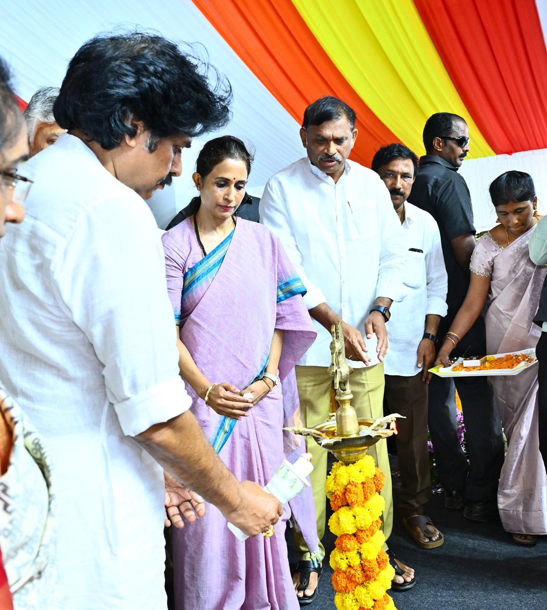 APDeputyCMO's tweet photo. పార్టీ కాదు.. ప్రాంతం కాదు.. ప్రజలే ముఖ్యం

• తాగు నీటి విషయంలో రాజకీయాలకు తావు లేదు 
• ప్రతి ఇంటికీ సురక్షిత నీరు.. ప్రతి గ్రామానికి నీటి భద్రతే అమరజీవి జలధార లక్ష్యం
• రూ.30,156 కోట్లతో ‘అమరజీవి జలధార’కు శ్రీకారం
• ⁠పులివెందులకు రూ.280 కోట్లుతో 299 గ్రామాల తాగు నీటి సమస్యకు పరిష్కారం
• 3.27 కోట్ల మందికి సురక్షిత తాగునీరు అందించేలా భారీ ప్రణాళిక
• గత ఏడు దశాబ్దాల్లో నిర్మించిన వసతులకు మించి ఈ ఐదేళ్లలోనే భారీ నీటి మౌలిక వసతులు
• రాయలసీమ నుంచి ఉద్దానం వరకు ప్రతి ప్రాంతానికీ సురక్షిత తాగునీరు
• ప్రొద్దుటూరులో జల్ జీవన్ మిషన్ – అమరజీవి జలధార ప్రాజెక్టుల శంకుస్థాపన కార్యక్రమంలో ఉప ముఖ్యమంత్రివర్యులు శ్రీ @PawanKalyan గారు 

తాగు నీటి విషయంలో రాజకీయాలకు తావు లేదని, అభివృద్ధి విషయంలో ప్రాంతం, పార్టీ అనే తేడా లేకుండా ప్రజలందరికీ సమాన ప్రాధాన్యత ఇవ్వడమే కూటమి ప్రభుత్వ విధానమని ఉప ముఖ్యమంత్రివర్యులు శ్రీ పవన్ కళ్యాణ్ గారు అన్నారు. ప్రజలు ఏ ప్రాంతానికి చెందిన వారైనా, ఏ పార్టీకి మద్దతు ఇచ్చినా వారి సమస్యలను పరిష్కరించడం ప్రభుత్వ బాధ్యతని స్పష్టం చేశారు. ప్రతి ఇంటికీ సురక్షితమైన తాగు నీరు, ప్రతి గ్రామానికి నీటి భద్రత కల్పించడమే ‘అమరజీవి జలధార’ లక్ష్యమని తెలిపారు. సోమవారం కడప జిల్లా ప్రొద్దుటూరులో నిర్వహించిన జల్ జీవన్ మిషన్ – అమరజీవి జలధార ప్రాజెక్టుల శంకుస్థాపన కార్యక్రమంలో ముఖ్యమంత్రి శ్రీ @ncbn గారితో కలిసి రూ.30,156 కోట్ల విలువైన తాగునీటి పనులకు శంకుస్థాపన చేశారు. 

ఈ సందర్భంగా శ్రీ పవన్ కళ్యాణ్ గారు మాట్లాడుతూ “శ్రీరామచంద్రుని పాదస్పర్శతో పునీతమైన నేల. మహాత్మా గాంధీ నడయాడిన నేల. తెలుగు సాహిత్య్యాన్ని తన అక్షరాలతో సుసంపన్నం చేసిన సరస్వతీపుత్ర పుట్టపర్తి నారాయణాచార్యులకు జన్మనిచ్చిన నేల ప్రొద్దుటూరు. బంగారం, వస్త్ర వ్యాపారంలో మినీ ముంబై గా, దసరా ఉత్సవాల్లో రెండో మైసూరు గా ప్రొద్దుటూరుకు ప్రత్యేక గుర్తింపు ఉంది.

•  రూ.30,156 కోట్లతో భారీ తాగు నీటి ప్రణాళిక
రాష్ట్రంలో తాగునీటి సమస్యకు శాశ్వత పరిష్కారం చూపే లక్ష్యంతో రూ.30,156 కోట్లతో 50,315 పనులను శ్రీకారం చుడుతున్నాం. 24,601 ఆవాసాల్లో ఇప్పటికే ఉన్న 61.60 లక్షల కుళాయి కనెక్షన్ల సామర్థ్యాన్ని పెంచి స్థిరీకరించడంతో పాటు, మరో 27.36 లక్షల కొత్త కుళాయి కనెక్షన్లను అందిస్తున్నాం. మొత్తంగా 3.27 కోట్ల మంది ప్రజలకు సురక్షితమైన తాగు నీరు అందేలా కార్యాచరణ రూపొందించి అమలు చేస్తున్నాం. ప్రధానమంత్రి శ్రీ నరేంద్ర మోదీ గారు ప్రారంభించిన ‘హర్ ఘర్ జల్’ జల్ జీవన్ మిషన్‌కు గత ప్రభుత్వం తగిన ప్రాధాన్యత ఇవ్వలేదు.  2019-24 మధ్య కేంద్రం ఆంధ్రప్రదేశ్‌కు దాదాపు రూ.26 వేల కోట్లు అందించినప్పటికీ, గత ఐదేళ్లలో రూ.2,700 కోట్లు   మాత్రమే ఖర్చు చేసి, అక్కడక్కడ పైపులైన్లు, చిన్నచిన్న పనులు చేసి వదిలేశారు. 2024తో పథకం గడువు ముగుస్తుందని, నిధులు వెనక్కి వెళ్లే పరిస్థితి వస్తుందని, ప్రజల తాగునీటి కష్టాలు ఎప్పటికీ తీరవని తెలిసినా కూడా పట్టించుకోలేదు. 2024లో కూటమి ప్రభుత్వం అధికారంలోకి వచ్చిన వెంటనే, జల్ జీవన్ మిషన్‌ను కొనసాగించేందుకు గౌరవ ముఖ్యమంత్రి శ్రీ చంద్రబాబు నాయుడు గారు, నేను - గౌరవ ప్రధానమంత్రి శ్రీ @narendramodi గారిని కలిసి విజ్ఞప్తి చేశాము. అలాగే, గౌరవ కేంద్ర జలశక్తి మంత్రివర్యులు శ్రీ @CRPaatil గారు, గౌరవ కేంద్ర ఆర్థిక శాఖ మంత్రివర్యులు శ్రీమతి @nsitharaman గారి సహకారంతో జలజీవన్ మిషన్ పథకాన్ని 2028 వరకు పొడిగించుకుని, వెంటనే పనులు ప్రారంభించాం. ఇప్పటికే రూ.4,500 కోట్ల విలువైన పనులు పూర్తి చేశాము.

•  గత మౌలిక వసతులకు భారీగా అదనపు సామర్థ్యం
1953లో ఆంధ్ర రాష్ట్రం ఏర్పడినప్పటి నుంచి 2024 వరకు రాష్ట్రంలో తాగు నీటి మౌలిక వసతుల అభివృద్ధి క్రమంగా జరిగింది. ఈ కాలంలో 816 ఎం.ఎల్.డి సామర్థ్యం కలిగిన వాటర్ ట్రీట్‌మెంట్ ప్లాంట్లు, 1,072 ఓవర్ హెడ్ బ్యాలెన్స్ జలాశయాలు, 28,086 ఓవర్ హెడ్ నిల్వ జలాశయాలు, 1.18 లక్షల కిలోమీటర్ల మేర పైప్‌లైన్లు ఏర్పాటు చేయబడ్డాయి. అయితే, ‘అమరజీవి జలధార’ కార్యక్రమం ద్వారా కేవలం ఐదేళ్లలోనే ఈ మౌలిక వసతులకు భారీగా అదనపు సామర్థ్యాన్ని జోడిస్తున్నాం. ఇందులో భాగంగా 1,426 ఎం.ఎల్.డి సామర్థ్యం కలిగిన నీటి శుద్ధి కేంద్రాలు, 494 ఓవర్ హెడ్ బ్యాలెన్స్ జలాశయాలు, 13,075 ఓవర్ హెడ్ నిల్వ జలాశయాలు, 77 వేల కిలోమీటర్ల పైప్‌లైన్లను ఏర్పాటు చేస్తున్నాం. అంటే, గత ఏడు దశాబ్దాల్లో నిర్మించిన మౌలిక వసతులతో పోలిస్తే, కేవలం ఈ ఐదేళ్లలోనే 50 శాతం నుంచి 175 శాతం వరకు అదనపు సామర్థ్యాన్ని సృష్టిస్తున్నాం.  (1/3)

#JaljeevanMission #AmarajeeviJaladhara