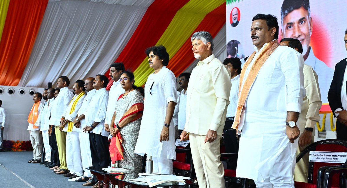 APDeputyCMO's tweet photo. పార్టీ కాదు.. ప్రాంతం కాదు.. ప్రజలే ముఖ్యం

• తాగు నీటి విషయంలో రాజకీయాలకు తావు లేదు 
• ప్రతి ఇంటికీ సురక్షిత నీరు.. ప్రతి గ్రామానికి నీటి భద్రతే అమరజీవి జలధార లక్ష్యం
• రూ.30,156 కోట్లతో ‘అమరజీవి జలధార’కు శ్రీకారం
• ⁠పులివెందులకు రూ.280 కోట్లుతో 299 గ్రామాల తాగు నీటి సమస్యకు పరిష్కారం
• 3.27 కోట్ల మందికి సురక్షిత తాగునీరు అందించేలా భారీ ప్రణాళిక
• గత ఏడు దశాబ్దాల్లో నిర్మించిన వసతులకు మించి ఈ ఐదేళ్లలోనే భారీ నీటి మౌలిక వసతులు
• రాయలసీమ నుంచి ఉద్దానం వరకు ప్రతి ప్రాంతానికీ సురక్షిత తాగునీరు
• ప్రొద్దుటూరులో జల్ జీవన్ మిషన్ – అమరజీవి జలధార ప్రాజెక్టుల శంకుస్థాపన కార్యక్రమంలో ఉప ముఖ్యమంత్రివర్యులు శ్రీ @PawanKalyan గారు 

తాగు నీటి విషయంలో రాజకీయాలకు తావు లేదని, అభివృద్ధి విషయంలో ప్రాంతం, పార్టీ అనే తేడా లేకుండా ప్రజలందరికీ సమాన ప్రాధాన్యత ఇవ్వడమే కూటమి ప్రభుత్వ విధానమని ఉప ముఖ్యమంత్రివర్యులు శ్రీ పవన్ కళ్యాణ్ గారు అన్నారు. ప్రజలు ఏ ప్రాంతానికి చెందిన వారైనా, ఏ పార్టీకి మద్దతు ఇచ్చినా వారి సమస్యలను పరిష్కరించడం ప్రభుత్వ బాధ్యతని స్పష్టం చేశారు. ప్రతి ఇంటికీ సురక్షితమైన తాగు నీరు, ప్రతి గ్రామానికి నీటి భద్రత కల్పించడమే ‘అమరజీవి జలధార’ లక్ష్యమని తెలిపారు. సోమవారం కడప జిల్లా ప్రొద్దుటూరులో నిర్వహించిన జల్ జీవన్ మిషన్ – అమరజీవి జలధార ప్రాజెక్టుల శంకుస్థాపన కార్యక్రమంలో ముఖ్యమంత్రి శ్రీ @ncbn గారితో కలిసి రూ.30,156 కోట్ల విలువైన తాగునీటి పనులకు శంకుస్థాపన చేశారు. 

ఈ సందర్భంగా శ్రీ పవన్ కళ్యాణ్ గారు మాట్లాడుతూ “శ్రీరామచంద్రుని పాదస్పర్శతో పునీతమైన నేల. మహాత్మా గాంధీ నడయాడిన నేల. తెలుగు సాహిత్య్యాన్ని తన అక్షరాలతో సుసంపన్నం చేసిన సరస్వతీపుత్ర పుట్టపర్తి నారాయణాచార్యులకు జన్మనిచ్చిన నేల ప్రొద్దుటూరు. బంగారం, వస్త్ర వ్యాపారంలో మినీ ముంబై గా, దసరా ఉత్సవాల్లో రెండో మైసూరు గా ప్రొద్దుటూరుకు ప్రత్యేక గుర్తింపు ఉంది.

•  రూ.30,156 కోట్లతో భారీ తాగు నీటి ప్రణాళిక
రాష్ట్రంలో తాగునీటి సమస్యకు శాశ్వత పరిష్కారం చూపే లక్ష్యంతో రూ.30,156 కోట్లతో 50,315 పనులను శ్రీకారం చుడుతున్నాం. 24,601 ఆవాసాల్లో ఇప్పటికే ఉన్న 61.60 లక్షల కుళాయి కనెక్షన్ల సామర్థ్యాన్ని పెంచి స్థిరీకరించడంతో పాటు, మరో 27.36 లక్షల కొత్త కుళాయి కనెక్షన్లను అందిస్తున్నాం. మొత్తంగా 3.27 కోట్ల మంది ప్రజలకు సురక్షితమైన తాగు నీరు అందేలా కార్యాచరణ రూపొందించి అమలు చేస్తున్నాం. ప్రధానమంత్రి శ్రీ నరేంద్ర మోదీ గారు ప్రారంభించిన ‘హర్ ఘర్ జల్’ జల్ జీవన్ మిషన్‌కు గత ప్రభుత్వం తగిన ప్రాధాన్యత ఇవ్వలేదు.  2019-24 మధ్య కేంద్రం ఆంధ్రప్రదేశ్‌కు దాదాపు రూ.26 వేల కోట్లు అందించినప్పటికీ, గత ఐదేళ్లలో రూ.2,700 కోట్లు   మాత్రమే ఖర్చు చేసి, అక్కడక్కడ పైపులైన్లు, చిన్నచిన్న పనులు చేసి వదిలేశారు. 2024తో పథకం గడువు ముగుస్తుందని, నిధులు వెనక్కి వెళ్లే పరిస్థితి వస్తుందని, ప్రజల తాగునీటి కష్టాలు ఎప్పటికీ తీరవని తెలిసినా కూడా పట్టించుకోలేదు. 2024లో కూటమి ప్రభుత్వం అధికారంలోకి వచ్చిన వెంటనే, జల్ జీవన్ మిషన్‌ను కొనసాగించేందుకు గౌరవ ముఖ్యమంత్రి శ్రీ చంద్రబాబు నాయుడు గారు, నేను - గౌరవ ప్రధానమంత్రి శ్రీ @narendramodi గారిని కలిసి విజ్ఞప్తి చేశాము. అలాగే, గౌరవ కేంద్ర జలశక్తి మంత్రివర్యులు శ్రీ @CRPaatil గారు, గౌరవ కేంద్ర ఆర్థిక శాఖ మంత్రివర్యులు శ్రీమతి @nsitharaman గారి సహకారంతో జలజీవన్ మిషన్ పథకాన్ని 2028 వరకు పొడిగించుకుని, వెంటనే పనులు ప్రారంభించాం. ఇప్పటికే రూ.4,500 కోట్ల విలువైన పనులు పూర్తి చేశాము.

•  గత మౌలిక వసతులకు భారీగా అదనపు సామర్థ్యం
1953లో ఆంధ్ర రాష్ట్రం ఏర్పడినప్పటి నుంచి 2024 వరకు రాష్ట్రంలో తాగు నీటి మౌలిక వసతుల అభివృద్ధి క్రమంగా జరిగింది. ఈ కాలంలో 816 ఎం.ఎల్.డి సామర్థ్యం కలిగిన వాటర్ ట్రీట్‌మెంట్ ప్లాంట్లు, 1,072 ఓవర్ హెడ్ బ్యాలెన్స్ జలాశయాలు, 28,086 ఓవర్ హెడ్ నిల్వ జలాశయాలు, 1.18 లక్షల కిలోమీటర్ల మేర పైప్‌లైన్లు ఏర్పాటు చేయబడ్డాయి. అయితే, ‘అమరజీవి జలధార’ కార్యక్రమం ద్వారా కేవలం ఐదేళ్లలోనే ఈ మౌలిక వసతులకు భారీగా అదనపు సామర్థ్యాన్ని జోడిస్తున్నాం. ఇందులో భాగంగా 1,426 ఎం.ఎల్.డి సామర్థ్యం కలిగిన నీటి శుద్ధి కేంద్రాలు, 494 ఓవర్ హెడ్ బ్యాలెన్స్ జలాశయాలు, 13,075 ఓవర్ హెడ్ నిల్వ జలాశయాలు, 77 వేల కిలోమీటర్ల పైప్‌లైన్లను ఏర్పాటు చేస్తున్నాం. అంటే, గత ఏడు దశాబ్దాల్లో నిర్మించిన మౌలిక వసతులతో పోలిస్తే, కేవలం ఈ ఐదేళ్లలోనే 50 శాతం నుంచి 175 శాతం వరకు అదనపు సామర్థ్యాన్ని సృష్టిస్తున్నాం.  (1/3)

#JaljeevanMission #AmarajeeviJaladhara