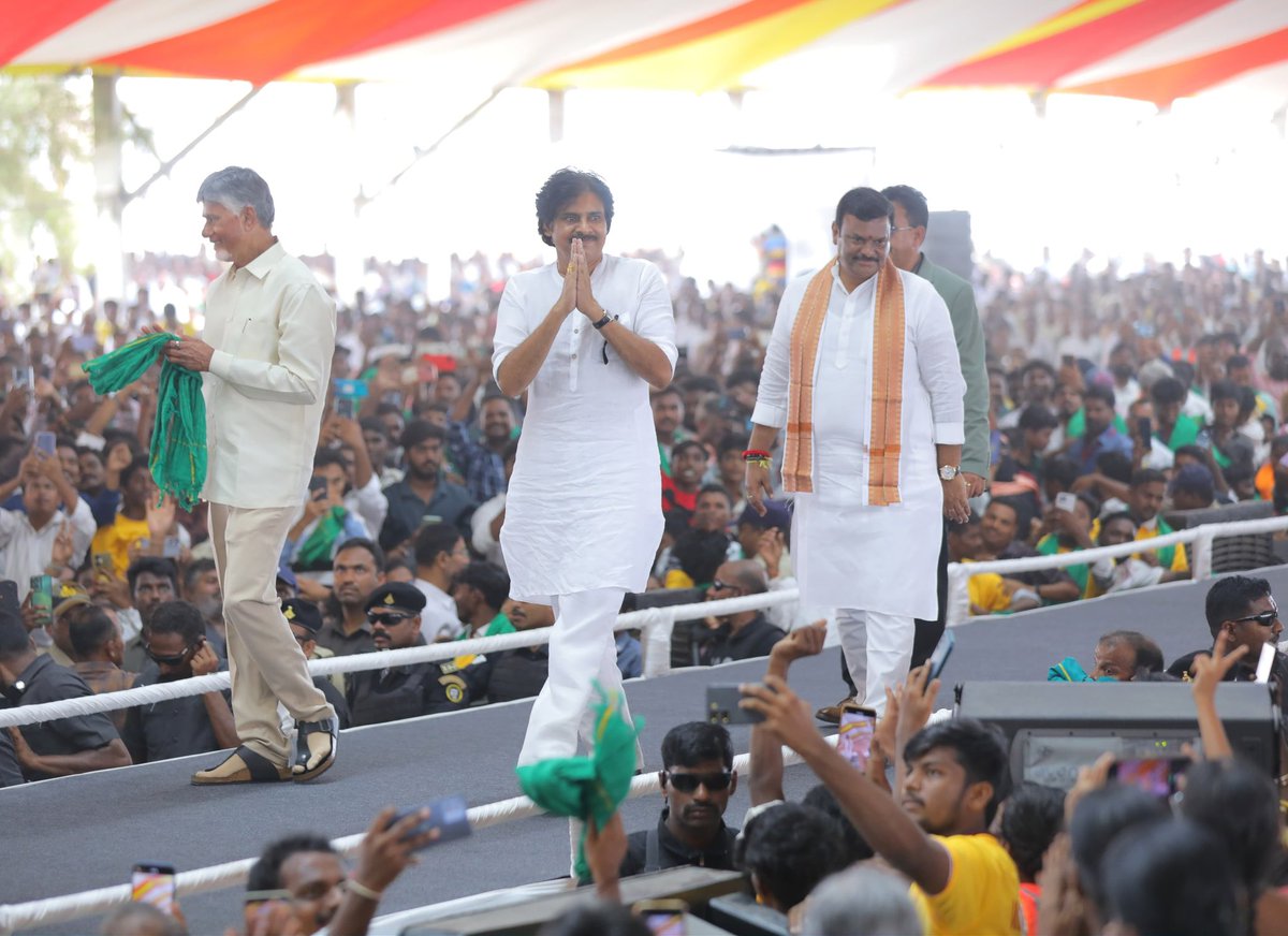APDeputyCMO's tweet photo. పార్టీ కాదు.. ప్రాంతం కాదు.. ప్రజలే ముఖ్యం

• తాగు నీటి విషయంలో రాజకీయాలకు తావు లేదు 
• ప్రతి ఇంటికీ సురక్షిత నీరు.. ప్రతి గ్రామానికి నీటి భద్రతే అమరజీవి జలధార లక్ష్యం
• రూ.30,156 కోట్లతో ‘అమరజీవి జలధార’కు శ్రీకారం
• ⁠పులివెందులకు రూ.280 కోట్లుతో 299 గ్రామాల తాగు నీటి సమస్యకు పరిష్కారం
• 3.27 కోట్ల మందికి సురక్షిత తాగునీరు అందించేలా భారీ ప్రణాళిక
• గత ఏడు దశాబ్దాల్లో నిర్మించిన వసతులకు మించి ఈ ఐదేళ్లలోనే భారీ నీటి మౌలిక వసతులు
• రాయలసీమ నుంచి ఉద్దానం వరకు ప్రతి ప్రాంతానికీ సురక్షిత తాగునీరు
• ప్రొద్దుటూరులో జల్ జీవన్ మిషన్ – అమరజీవి జలధార ప్రాజెక్టుల శంకుస్థాపన కార్యక్రమంలో ఉప ముఖ్యమంత్రివర్యులు శ్రీ @PawanKalyan గారు 

తాగు నీటి విషయంలో రాజకీయాలకు తావు లేదని, అభివృద్ధి విషయంలో ప్రాంతం, పార్టీ అనే తేడా లేకుండా ప్రజలందరికీ సమాన ప్రాధాన్యత ఇవ్వడమే కూటమి ప్రభుత్వ విధానమని ఉప ముఖ్యమంత్రివర్యులు శ్రీ పవన్ కళ్యాణ్ గారు అన్నారు. ప్రజలు ఏ ప్రాంతానికి చెందిన వారైనా, ఏ పార్టీకి మద్దతు ఇచ్చినా వారి సమస్యలను పరిష్కరించడం ప్రభుత్వ బాధ్యతని స్పష్టం చేశారు. ప్రతి ఇంటికీ సురక్షితమైన తాగు నీరు, ప్రతి గ్రామానికి నీటి భద్రత కల్పించడమే ‘అమరజీవి జలధార’ లక్ష్యమని తెలిపారు. సోమవారం కడప జిల్లా ప్రొద్దుటూరులో నిర్వహించిన జల్ జీవన్ మిషన్ – అమరజీవి జలధార ప్రాజెక్టుల శంకుస్థాపన కార్యక్రమంలో ముఖ్యమంత్రి శ్రీ @ncbn గారితో కలిసి రూ.30,156 కోట్ల విలువైన తాగునీటి పనులకు శంకుస్థాపన చేశారు. 

ఈ సందర్భంగా శ్రీ పవన్ కళ్యాణ్ గారు మాట్లాడుతూ “శ్రీరామచంద్రుని పాదస్పర్శతో పునీతమైన నేల. మహాత్మా గాంధీ నడయాడిన నేల. తెలుగు సాహిత్య్యాన్ని తన అక్షరాలతో సుసంపన్నం చేసిన సరస్వతీపుత్ర పుట్టపర్తి నారాయణాచార్యులకు జన్మనిచ్చిన నేల ప్రొద్దుటూరు. బంగారం, వస్త్ర వ్యాపారంలో మినీ ముంబై గా, దసరా ఉత్సవాల్లో రెండో మైసూరు గా ప్రొద్దుటూరుకు ప్రత్యేక గుర్తింపు ఉంది.

•  రూ.30,156 కోట్లతో భారీ తాగు నీటి ప్రణాళిక
రాష్ట్రంలో తాగునీటి సమస్యకు శాశ్వత పరిష్కారం చూపే లక్ష్యంతో రూ.30,156 కోట్లతో 50,315 పనులను శ్రీకారం చుడుతున్నాం. 24,601 ఆవాసాల్లో ఇప్పటికే ఉన్న 61.60 లక్షల కుళాయి కనెక్షన్ల సామర్థ్యాన్ని పెంచి స్థిరీకరించడంతో పాటు, మరో 27.36 లక్షల కొత్త కుళాయి కనెక్షన్లను అందిస్తున్నాం. మొత్తంగా 3.27 కోట్ల మంది ప్రజలకు సురక్షితమైన తాగు నీరు అందేలా కార్యాచరణ రూపొందించి అమలు చేస్తున్నాం. ప్రధానమంత్రి శ్రీ నరేంద్ర మోదీ గారు ప్రారంభించిన ‘హర్ ఘర్ జల్’ జల్ జీవన్ మిషన్‌కు గత ప్రభుత్వం తగిన ప్రాధాన్యత ఇవ్వలేదు.  2019-24 మధ్య కేంద్రం ఆంధ్రప్రదేశ్‌కు దాదాపు రూ.26 వేల కోట్లు అందించినప్పటికీ, గత ఐదేళ్లలో రూ.2,700 కోట్లు   మాత్రమే ఖర్చు చేసి, అక్కడక్కడ పైపులైన్లు, చిన్నచిన్న పనులు చేసి వదిలేశారు. 2024తో పథకం గడువు ముగుస్తుందని, నిధులు వెనక్కి వెళ్లే పరిస్థితి వస్తుందని, ప్రజల తాగునీటి కష్టాలు ఎప్పటికీ తీరవని తెలిసినా కూడా పట్టించుకోలేదు. 2024లో కూటమి ప్రభుత్వం అధికారంలోకి వచ్చిన వెంటనే, జల్ జీవన్ మిషన్‌ను కొనసాగించేందుకు గౌరవ ముఖ్యమంత్రి శ్రీ చంద్రబాబు నాయుడు గారు, నేను - గౌరవ ప్రధానమంత్రి శ్రీ @narendramodi గారిని కలిసి విజ్ఞప్తి చేశాము. అలాగే, గౌరవ కేంద్ర జలశక్తి మంత్రివర్యులు శ్రీ @CRPaatil గారు, గౌరవ కేంద్ర ఆర్థిక శాఖ మంత్రివర్యులు శ్రీమతి @nsitharaman గారి సహకారంతో జలజీవన్ మిషన్ పథకాన్ని 2028 వరకు పొడిగించుకుని, వెంటనే పనులు ప్రారంభించాం. ఇప్పటికే రూ.4,500 కోట్ల విలువైన పనులు పూర్తి చేశాము.

•  గత మౌలిక వసతులకు భారీగా అదనపు సామర్థ్యం
1953లో ఆంధ్ర రాష్ట్రం ఏర్పడినప్పటి నుంచి 2024 వరకు రాష్ట్రంలో తాగు నీటి మౌలిక వసతుల అభివృద్ధి క్రమంగా జరిగింది. ఈ కాలంలో 816 ఎం.ఎల్.డి సామర్థ్యం కలిగిన వాటర్ ట్రీట్‌మెంట్ ప్లాంట్లు, 1,072 ఓవర్ హెడ్ బ్యాలెన్స్ జలాశయాలు, 28,086 ఓవర్ హెడ్ నిల్వ జలాశయాలు, 1.18 లక్షల కిలోమీటర్ల మేర పైప్‌లైన్లు ఏర్పాటు చేయబడ్డాయి. అయితే, ‘అమరజీవి జలధార’ కార్యక్రమం ద్వారా కేవలం ఐదేళ్లలోనే ఈ మౌలిక వసతులకు భారీగా అదనపు సామర్థ్యాన్ని జోడిస్తున్నాం. ఇందులో భాగంగా 1,426 ఎం.ఎల్.డి సామర్థ్యం కలిగిన నీటి శుద్ధి కేంద్రాలు, 494 ఓవర్ హెడ్ బ్యాలెన్స్ జలాశయాలు, 13,075 ఓవర్ హెడ్ నిల్వ జలాశయాలు, 77 వేల కిలోమీటర్ల పైప్‌లైన్లను ఏర్పాటు చేస్తున్నాం. అంటే, గత ఏడు దశాబ్దాల్లో నిర్మించిన మౌలిక వసతులతో పోలిస్తే, కేవలం ఈ ఐదేళ్లలోనే 50 శాతం నుంచి 175 శాతం వరకు అదనపు సామర్థ్యాన్ని సృష్టిస్తున్నాం.  (1/3)

#JaljeevanMission #AmarajeeviJaladhara