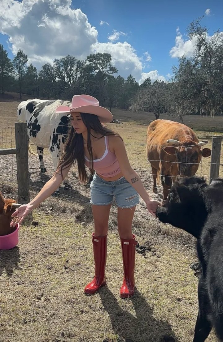 MaryLysander's tweet photo. Farm days hit different 🤠🐮❤️ https://t.co/rWCQCy5vN6