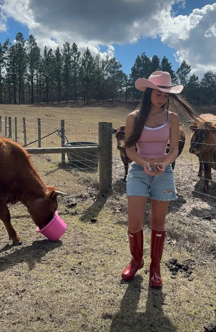 MaryLysander's tweet photo. Farm days hit different 🤠🐮❤️ https://t.co/rWCQCy5vN6