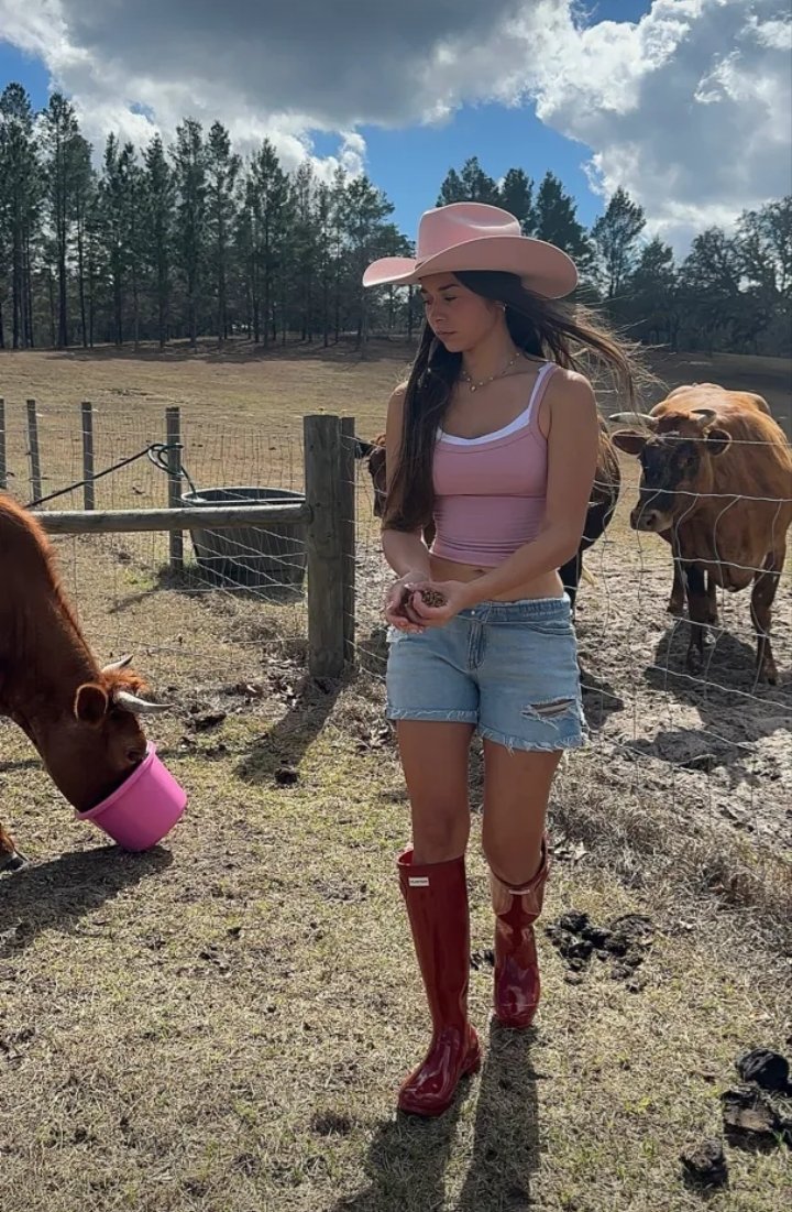 MaryLysander's tweet photo. Farm days hit different 🤠🐮❤️ https://t.co/rWCQCy5vN6