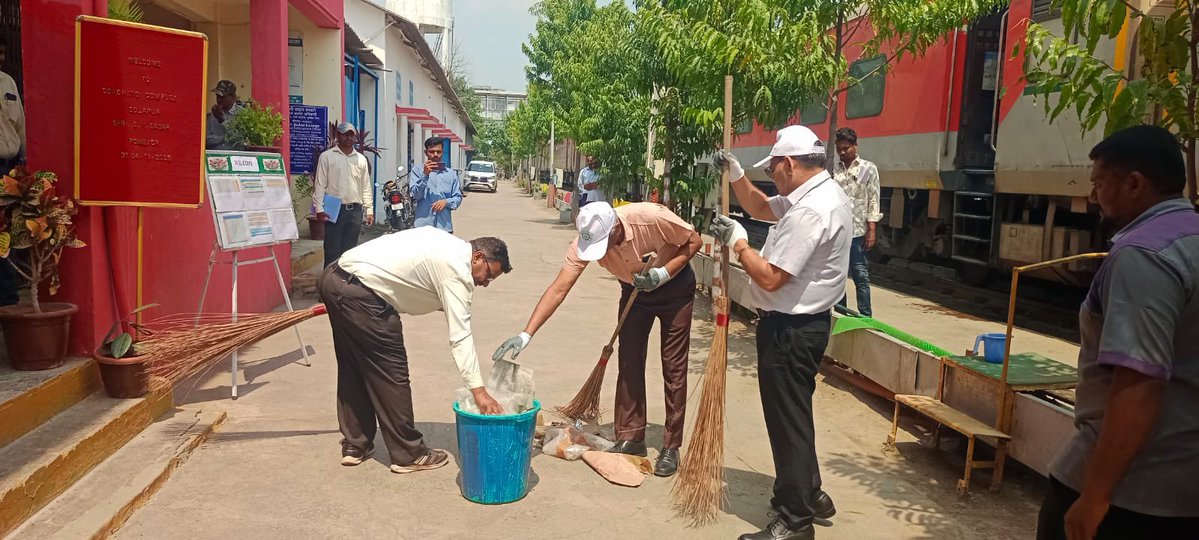DRMSolapur's tweet photo. As part of #SwachhataPakhwada2026, a special cleanliness &amp; inspection programme was conducted at Solapur Coaching Depot. PCME/CR participated in #Shramdan &amp; cleanliness activities along with Sr.DME/Solapur, ADME/Solapur &amp; Wadi, officers &amp; staff, promoting a cleaner workplace. https://t.co/MWYtpqaiBN