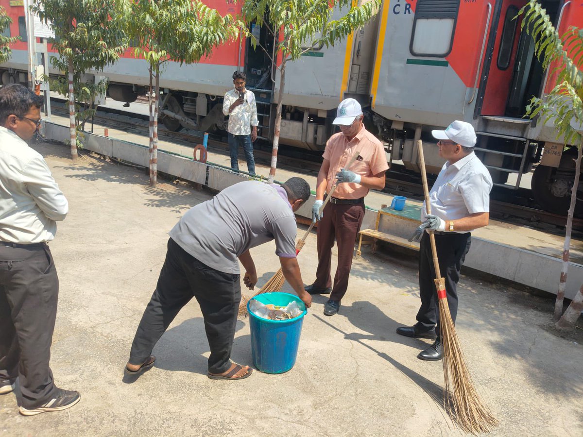 DRMSolapur's tweet photo. As part of #SwachhataPakhwada2026, a special cleanliness &amp; inspection programme was conducted at Solapur Coaching Depot. PCME/CR participated in #Shramdan &amp; cleanliness activities along with Sr.DME/Solapur, ADME/Solapur &amp; Wadi, officers &amp; staff, promoting a cleaner workplace. https://t.co/MWYtpqaiBN
