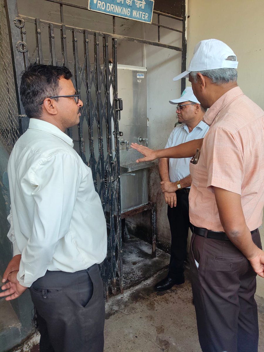DRMSolapur's tweet photo. As part of #SwachhataPakhwada2026, a special cleanliness &amp; inspection programme was conducted at Solapur Coaching Depot. PCME/CR participated in #Shramdan &amp; cleanliness activities along with Sr.DME/Solapur, ADME/Solapur &amp; Wadi, officers &amp; staff, promoting a cleaner workplace. https://t.co/MWYtpqaiBN