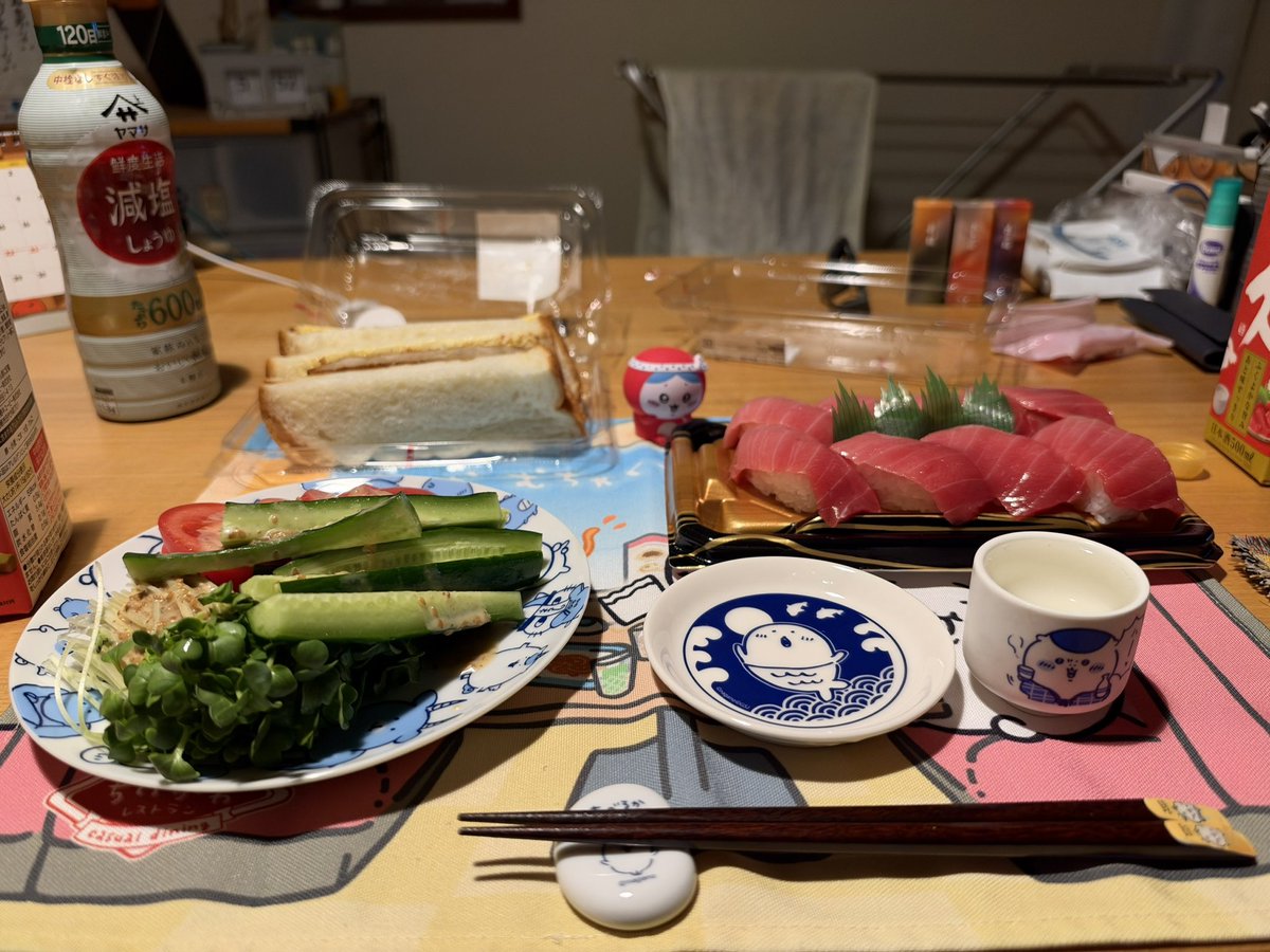 riotharuhi's tweet photo. こんばんは❗️ 晩ごはんをいただきます❗️ 
#ちいかわ #ハチワレ #うさぎ  #晩ごはん https://t.co/AW1bCWKc3g