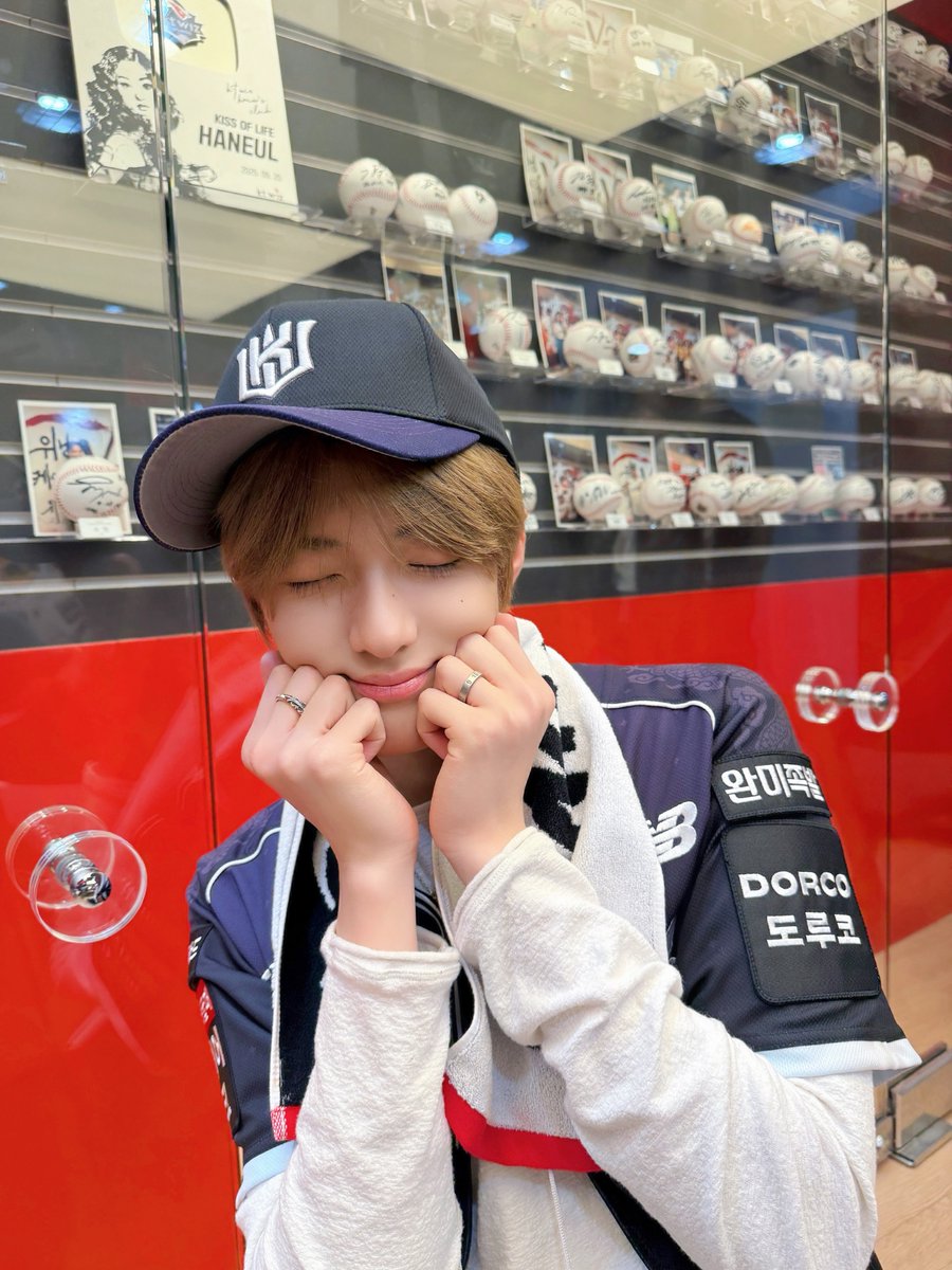 ALD1_official's tweet photo. 2026.10.05. kt wiz 시구

#ALPHADRIVEONE #ALD1
#알파드라이브원
#SANGHYEON #상현 https://t.co/WbQmX7EhV3
