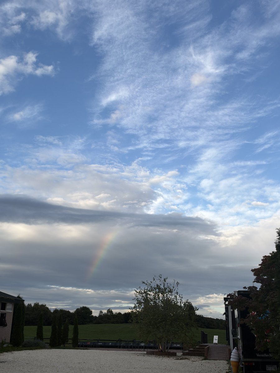 maricardo821's tweet photo. コアラが亡くなってちょうど1週間。

今日の夕方、虹が出てました🌈

毎日泣いてる私に、泣くなよーって言ってくれてるような気がして、また泣く私。笑

心ないことを言う人もたくさんいるけど、コアラに出会えて、一緒に過ごすことができた日々を大切にしていこう。 https://t.co/CnouQF92rA