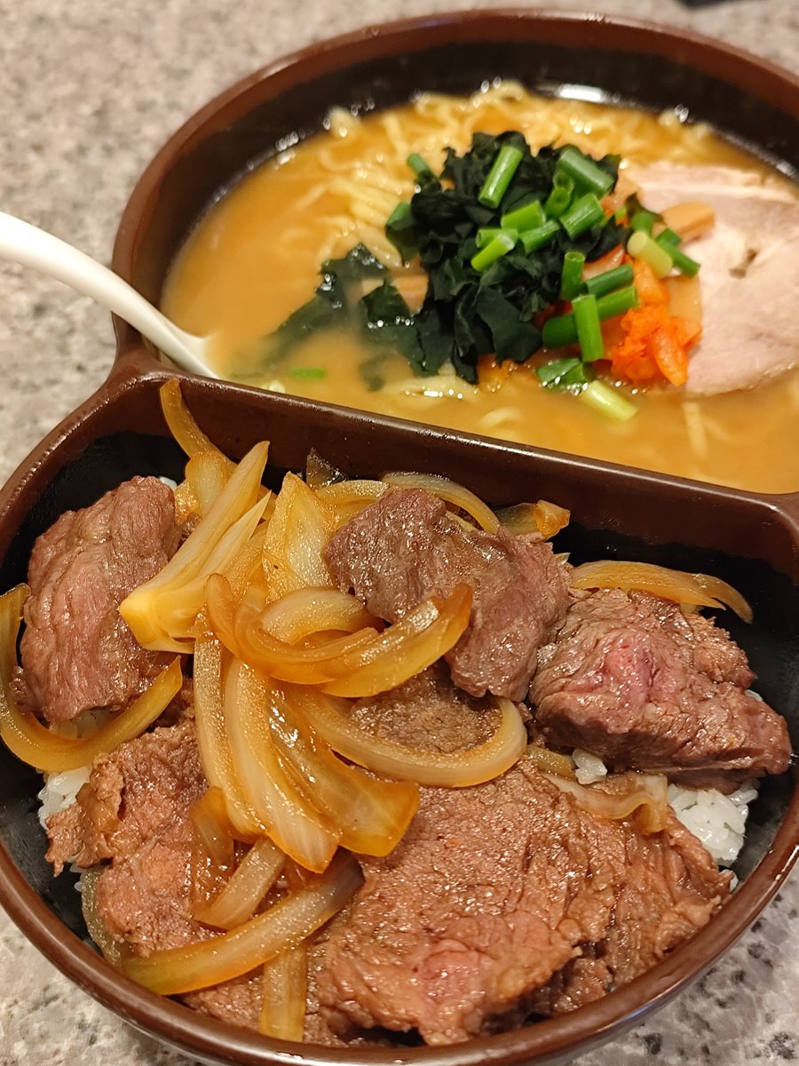 Rnyrg's tweet photo. カルビ丼とラーメンのアベックセット！ https://t.co/a9ZBGDr1PU