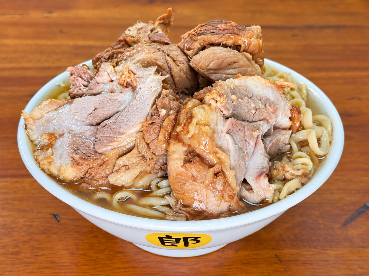 kudo_pon's tweet photo. 【すべてのラーメン二郎ファンへ】

ラーメン二郎立川店の持ち帰りラーメンうっめえええええええええええええええええええ！

何をどうすれば、こんなにもゲキウマ確定なラーメンを創造できるのだろうか！ スープ・アブラ・麺・豚すべてが極まっている！

味はウマいので最上級の賛辞を呈したいが、スープの油膜にも強く感動ッ！ ガチ油膜の極厚層がスープと大気の間にできるから麺をサルベージすると絶対的アブラコーティング麺の爆誕！

そんでもって豚もマヂでハンパなくキャパいビジュで超ホビる！ ホビずにいられないッ！ ずっと眺めていたいし今すぐ食べたい！ 心がふたつある！ ジューシーで柔らかい旨味たっぷり超ド級豚は極厚にカットしてラーメンに盛ると最高オブ最高。こんなの絶対おいしいよ！

スープとアブラは高性能なタッパーに入ってるからこぼれないのも嬉しい！ お客さんのことをしっかり考えてくれている店主！ 優しい、優しすぎる！ 優しさライセンスあげたい。

うますぎるラーメン二郎立川店のテイクアウトなラーメン！ これはいいものだ。ごちそうさまでした！