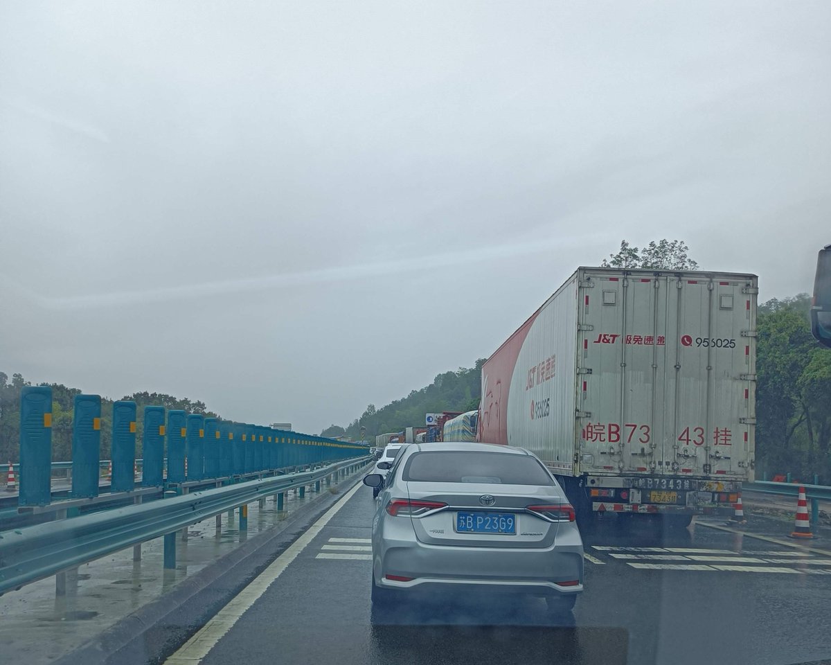 DuskSunsetr6ll's tweet photo. I stood by the lake's bank, watching cars crawl through a traffic jam, coin in hand—what a shaky, uneasy day. https://t.co/qJnr0M2Q7r