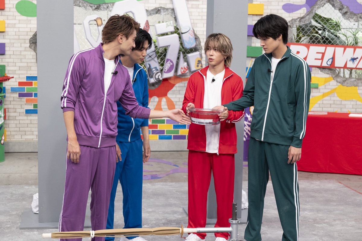 oricon's tweet photo. Aぇ! group、体を張った新企画にツッコミ💥
「あかんやろ」「えぐい実験やな」
⠀
《激辛vs激甘》《熱湯vs激痛》
どっちが勝つ❓️体当たり検証
https://t.co/LsiynG7Zwm
⠀
『Aぇ! groupのQ＆Aぇ!』
 #QandAぇ https://t.co/Oc5y2L7pKI