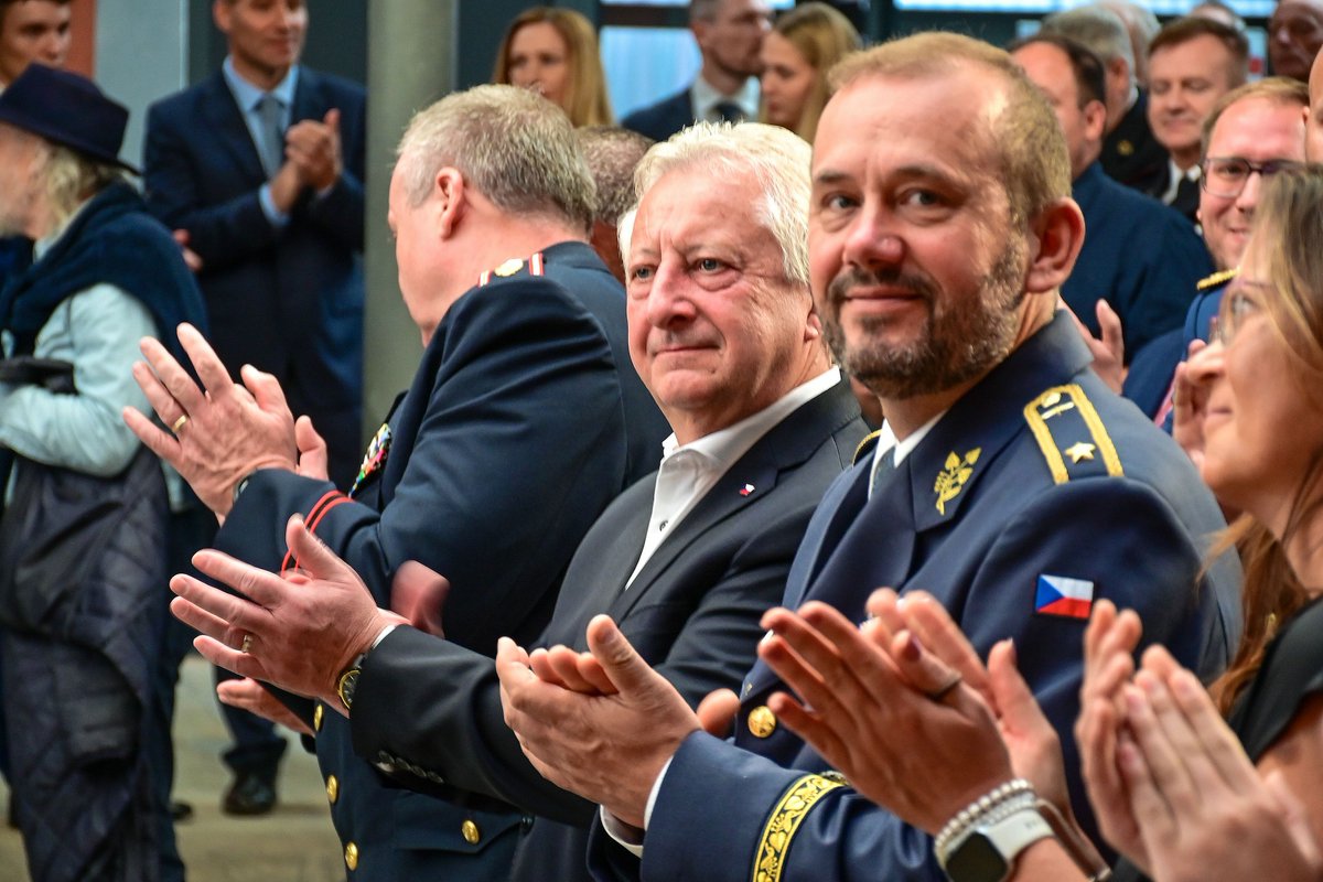 ObranaTweetuje's tweet photo. V neděli 4. října se ministr obrany Jaromír Zůna v brněnském Muzeu exilu zúčastnil vernisáže výstavy Rytíři nebes, která připomíná československé letce v RAF. 🫡

🇨🇿🇸🇰 Nebojovali přitom jen piloti. Na osvobození Československa se v RAF během druhé světové války podílel také pozemní personál, který spolu s nimi působil v zahraničí.

Dodnes jim vděčíme za jejich odvahu, nasazení a boj za naši svobodu.